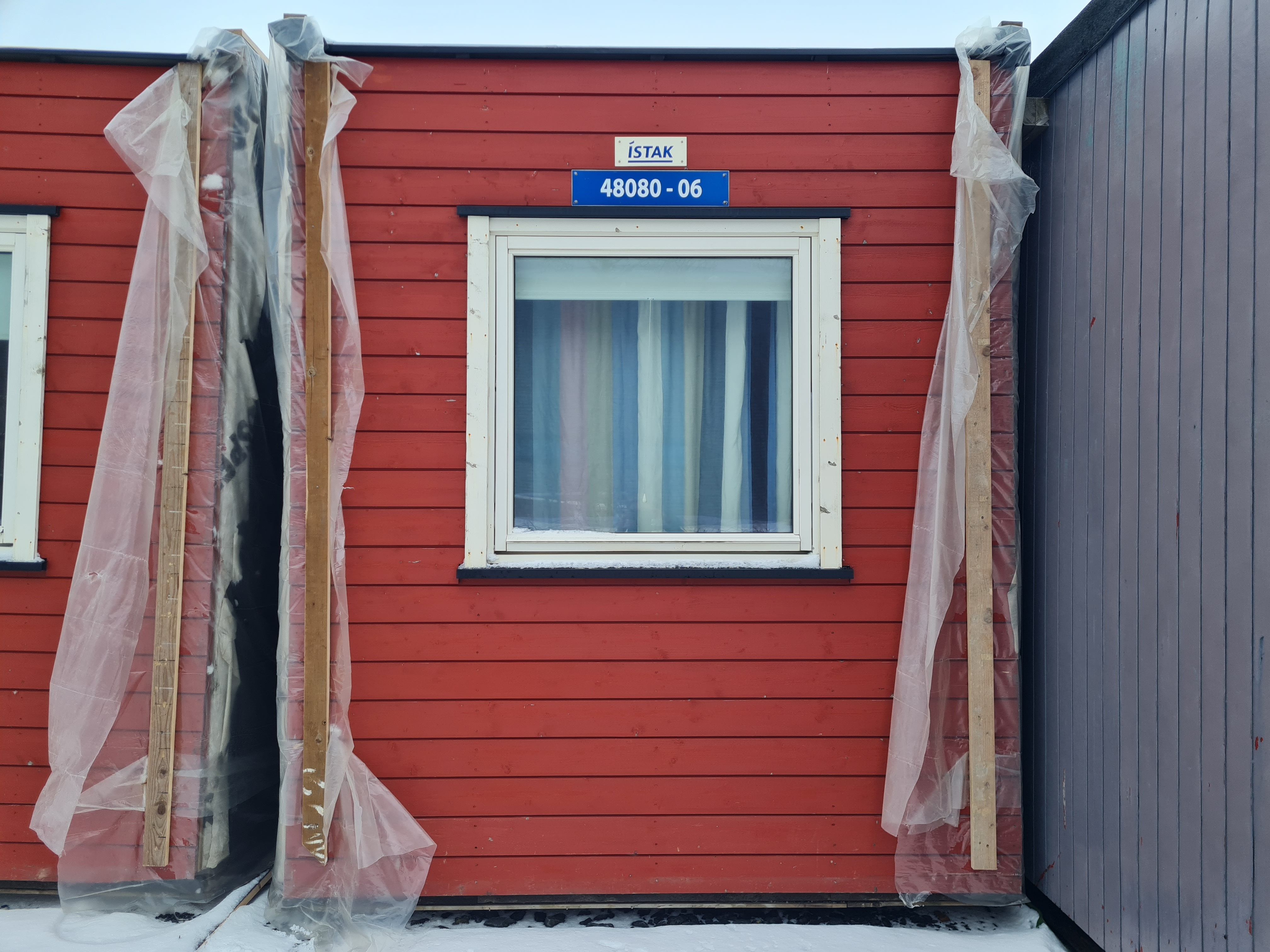 SELT / SOLD Smáhýsi Nr. 48080 06 - tvö herbergi/skrifstofur - gangur - 20 fm2