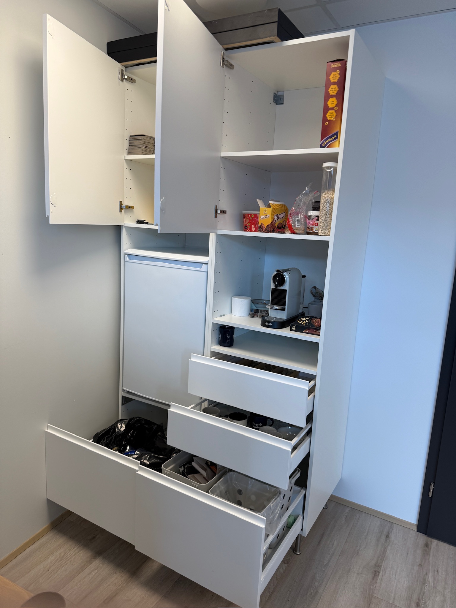 SELT / SOLD IKEA innrétting með Logik kæliskáp, H236xB121sm. 2