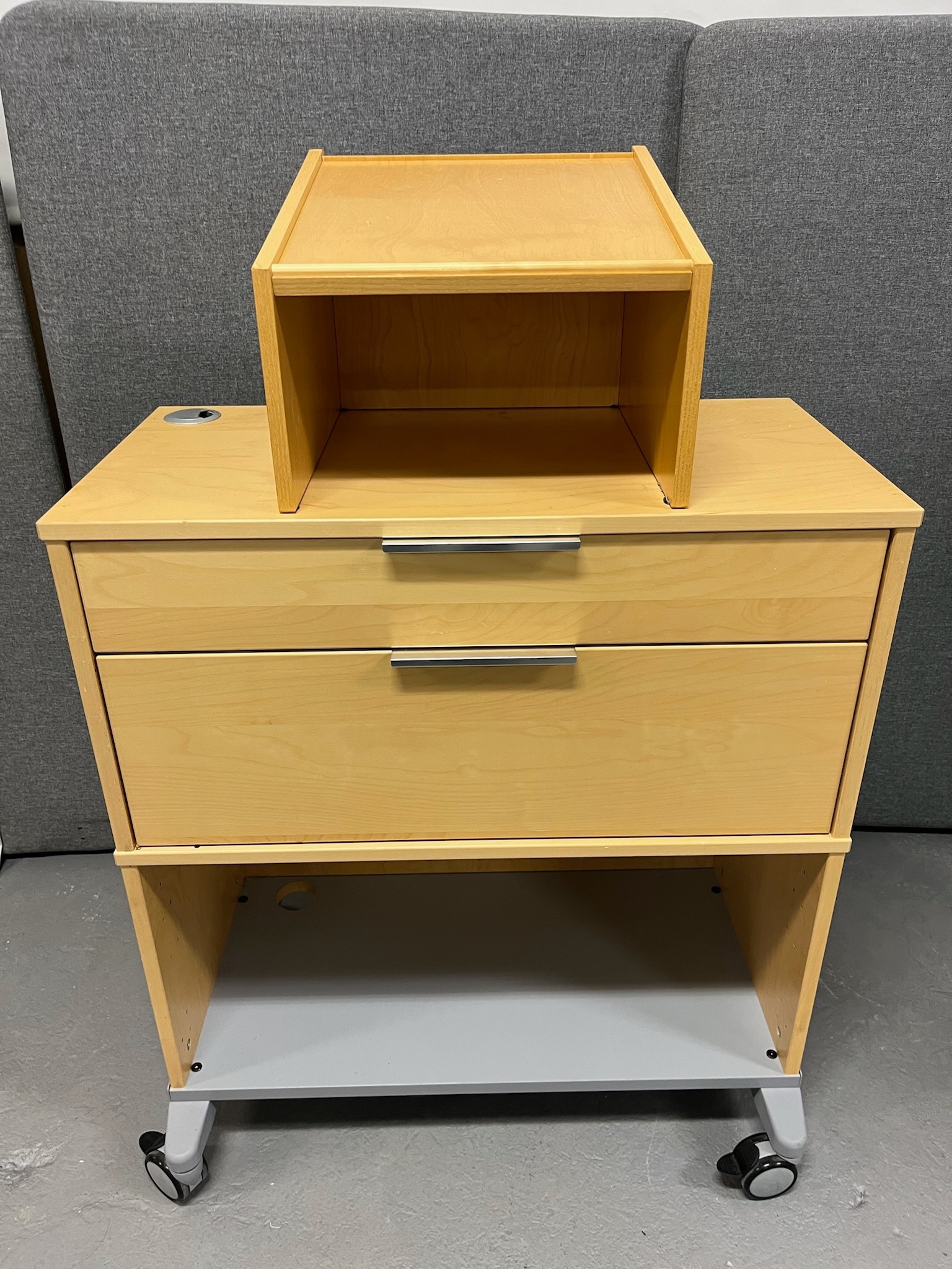 SELT / SOLD Ræðupúlt m.skúffum á hjólum L85 x B42,5 x H95 sm.
