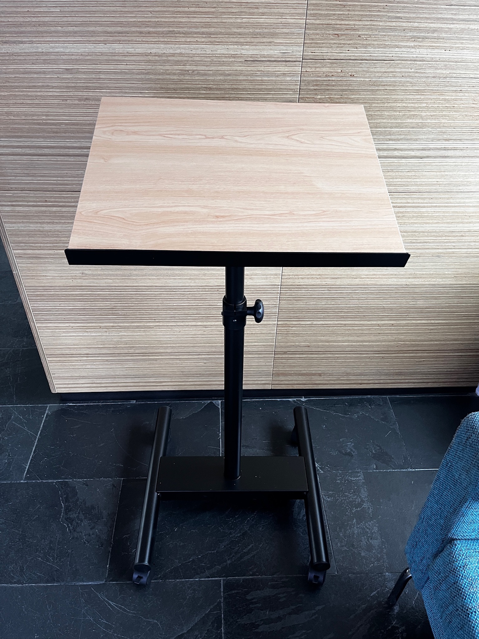 SELT / SOLD Ræðupúlt á hjólum