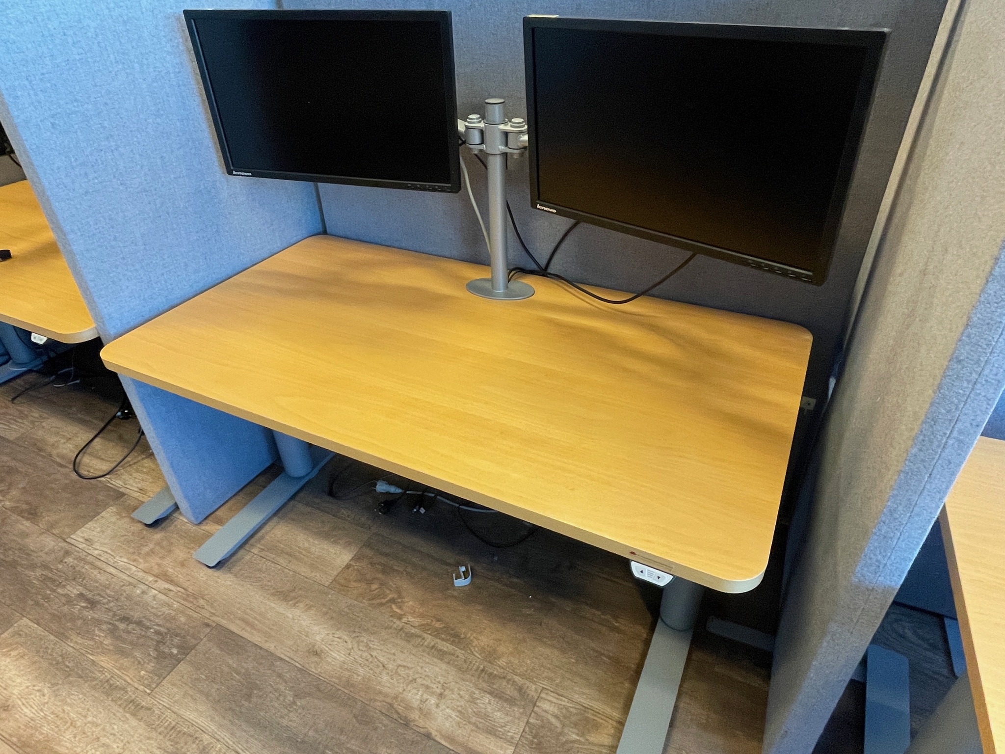 SELT / SOLD Vinnuaðstaða - Rafmagnsborð ásamt 2 skjáum á armi, B140xD80 2