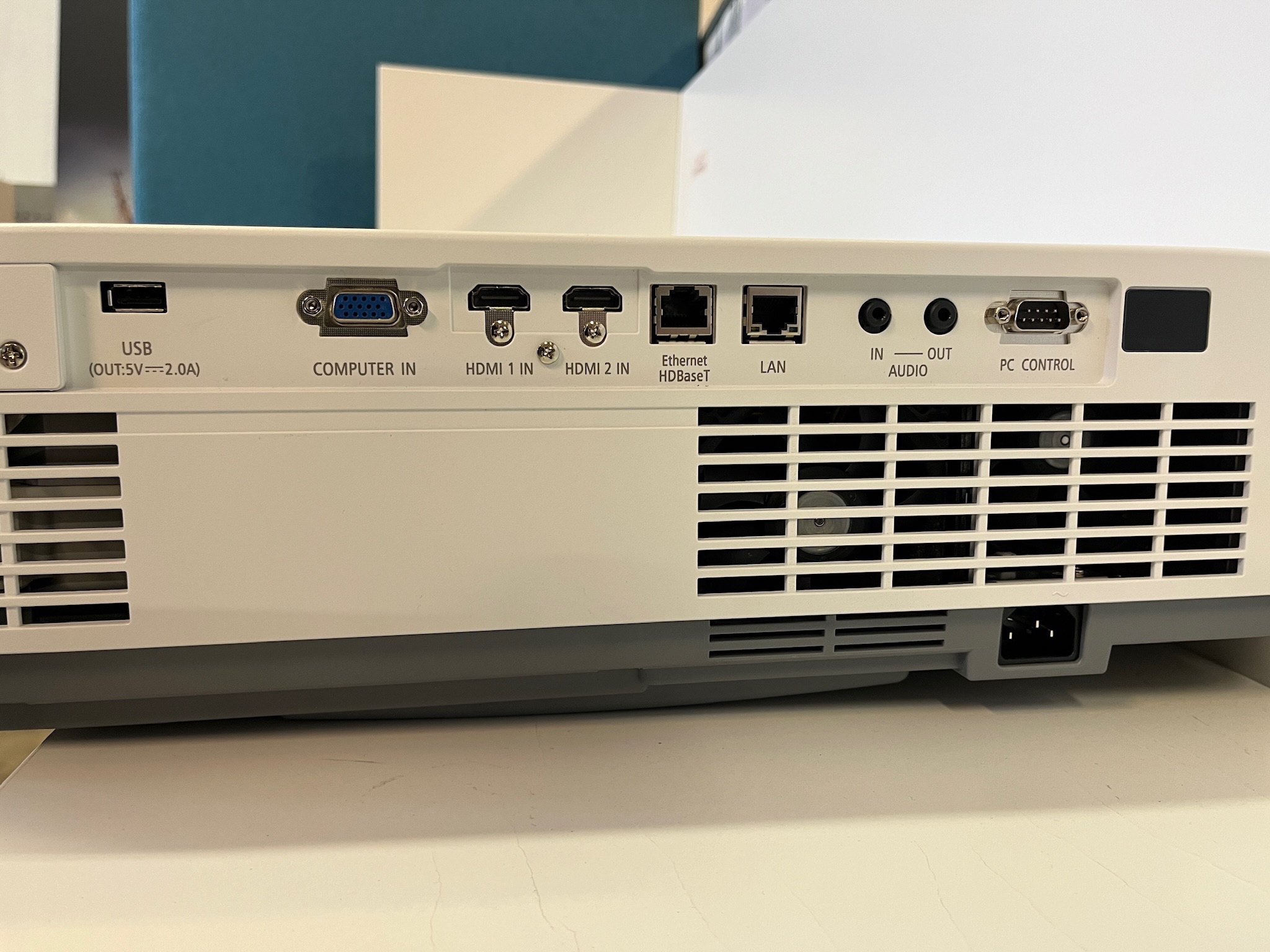 SELT / SOLD Ónotaður NEC skjávarpi P525UL 6