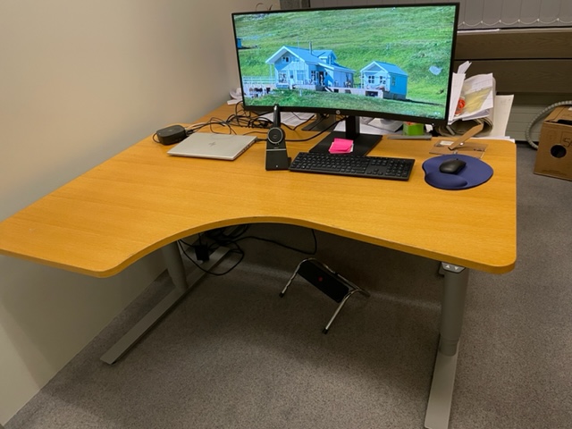 Selt/Endurnýtt-Flex-T rafmagnsskrifborð með vinstri vinkil frá Á. G