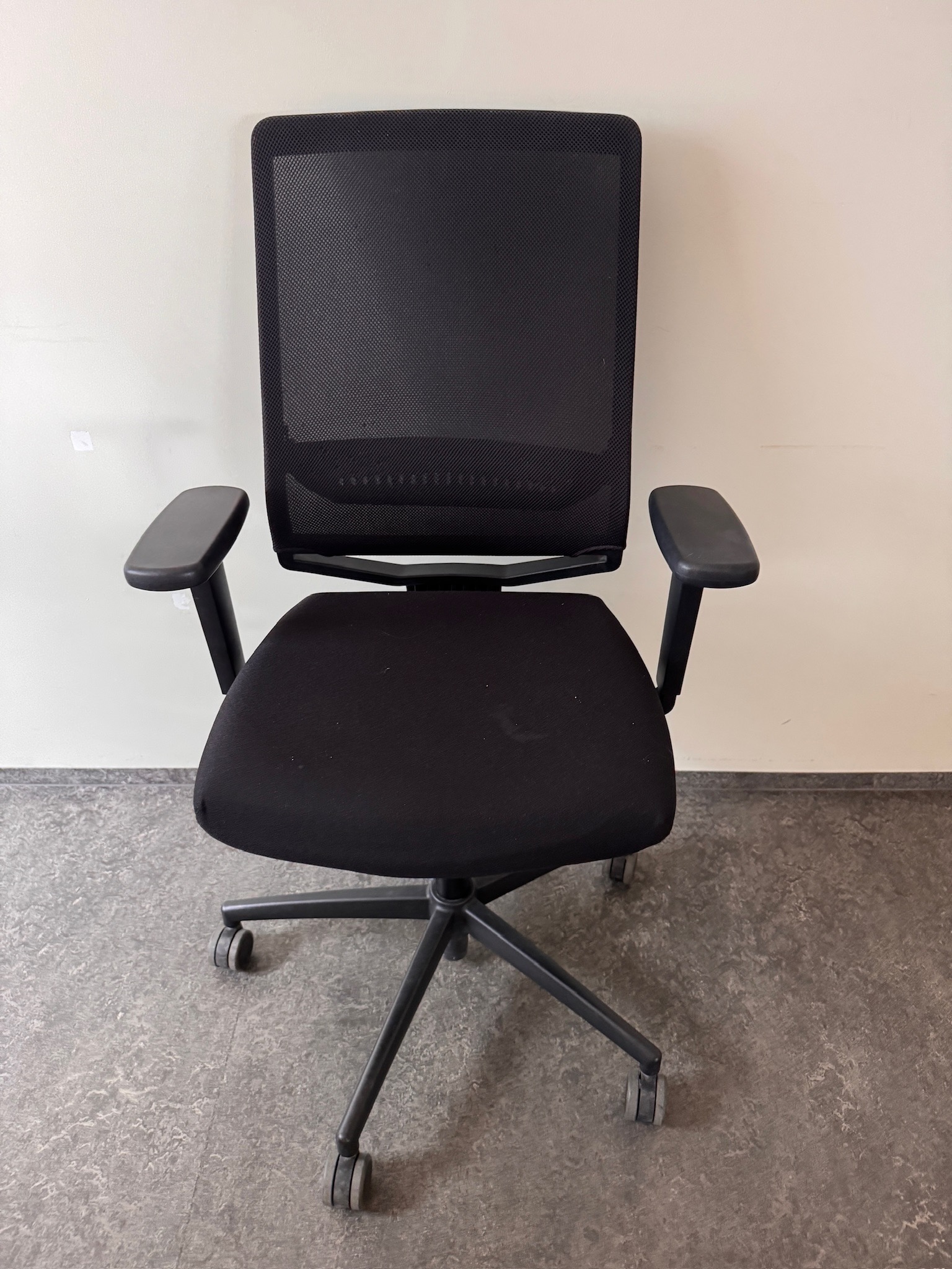 SELT / SOLD TIO Skrifborðsstólar frá Pennaum. ( 4 stk).