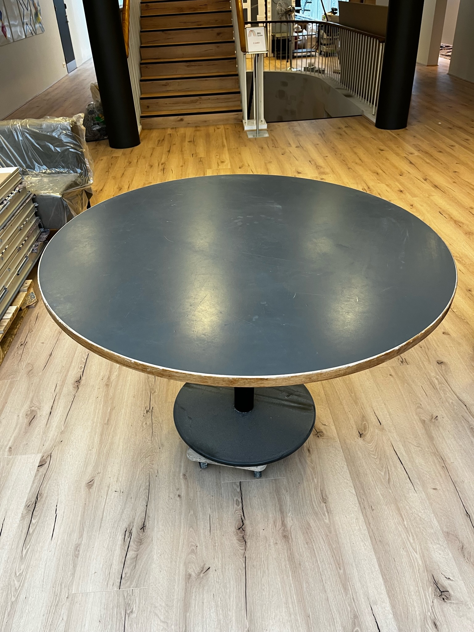 SELT / SOLD Hringborð - grátt, B120sm.