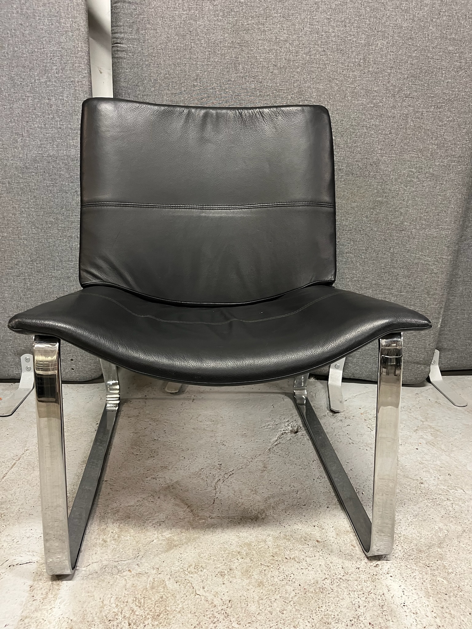 SELT / SOLD Hönnunar leðurstóll 2