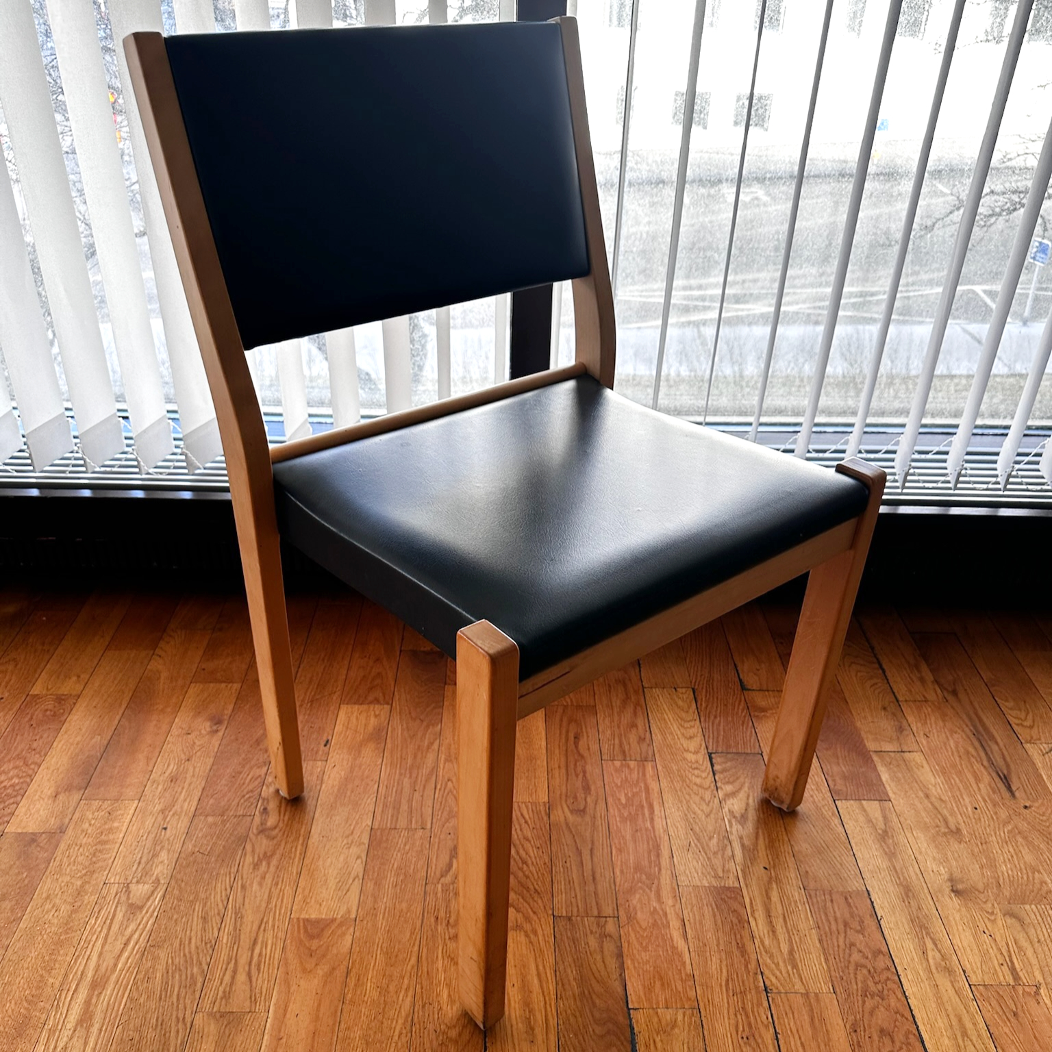 SELT / SOLD - Alvar Aalto stólar 611, birki - svartur - leður - Artek (26 stk.) 3