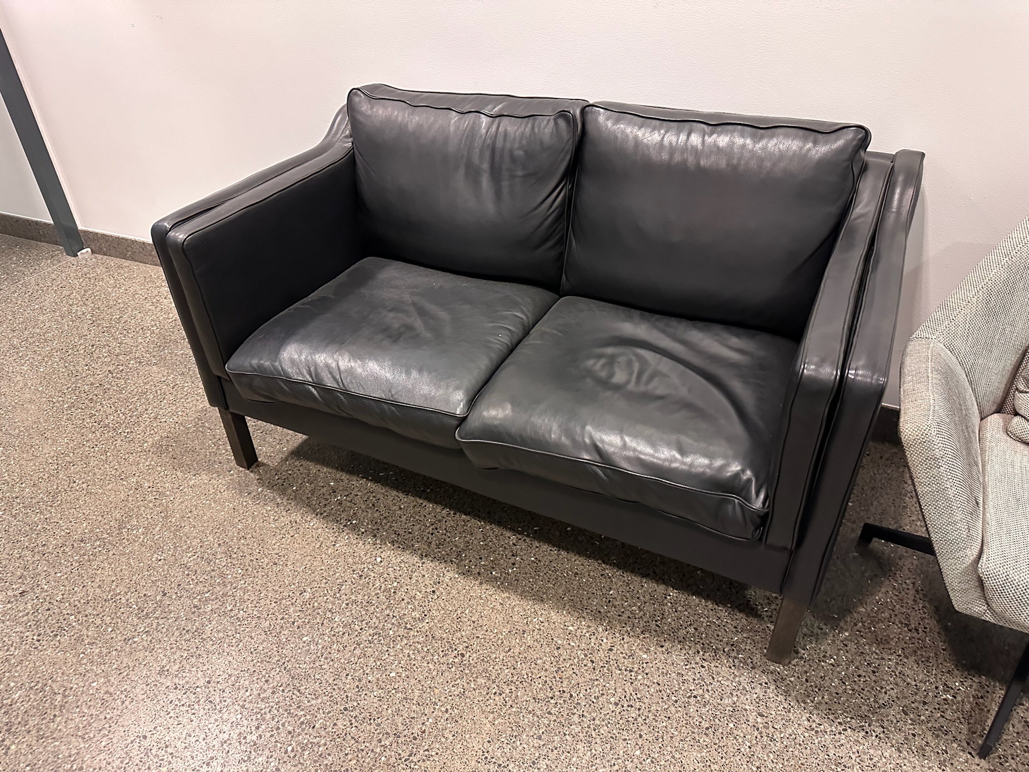 SELT / SOLD Vandaður leðursófi - 2gja sæta 2