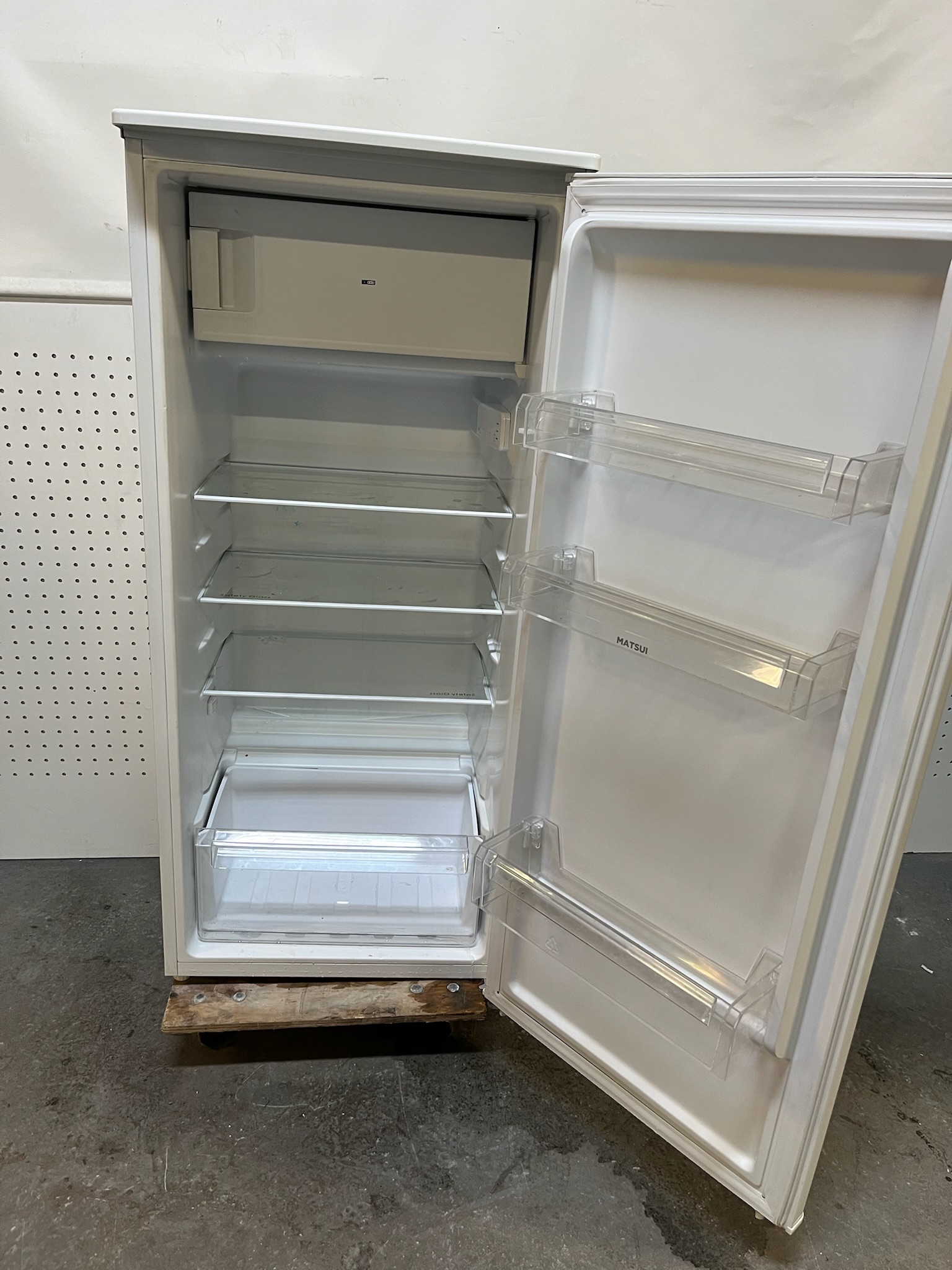 SELT / SOLD Matsui MTR122W1E ísskápur með frystihólfi 4