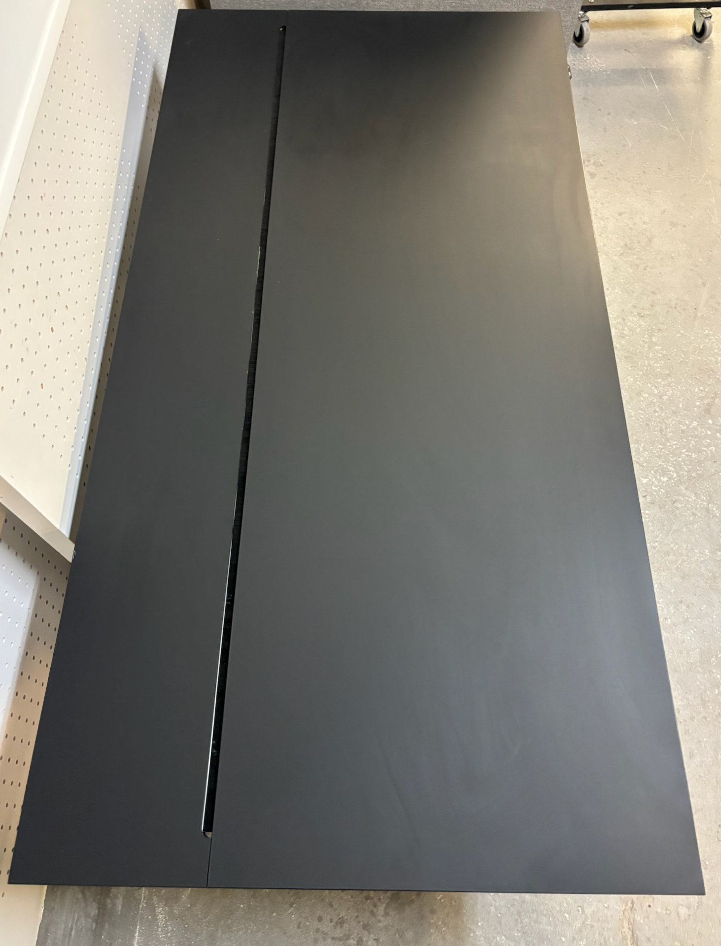 SELT / SOLD HolmrisB8 rafmagnsborð með pennabakka, B160xD80sm. 3