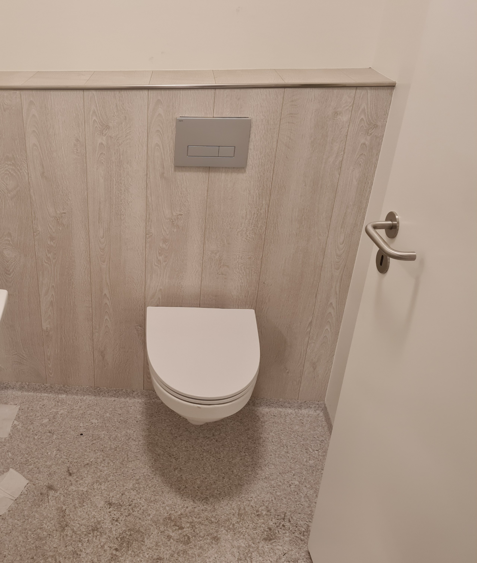 SELT / SOLD - WC veggskál LAUFEN - seta og kassi