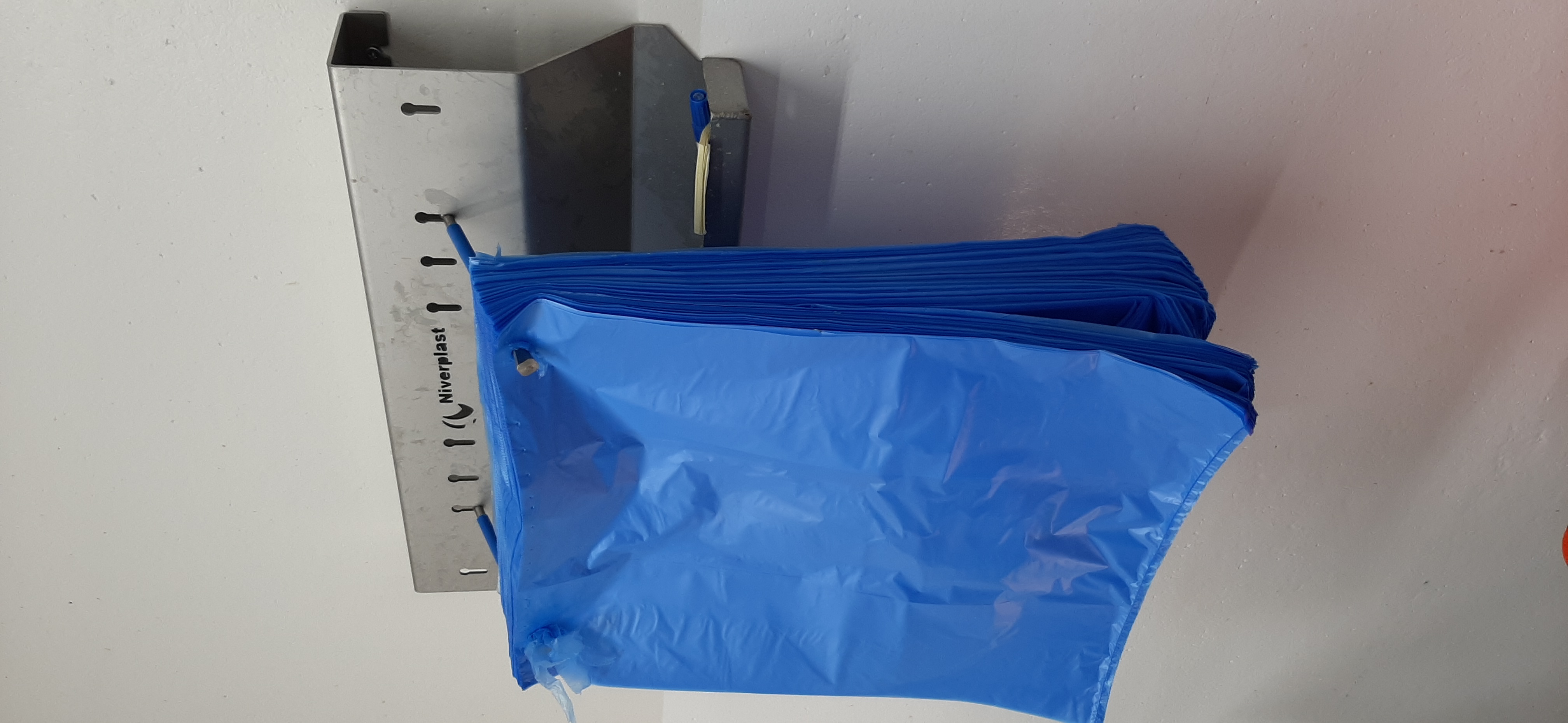 SELT / SOLD Pokastandur 56 sm. - Niverplast - Samhentir - Akranes 2
