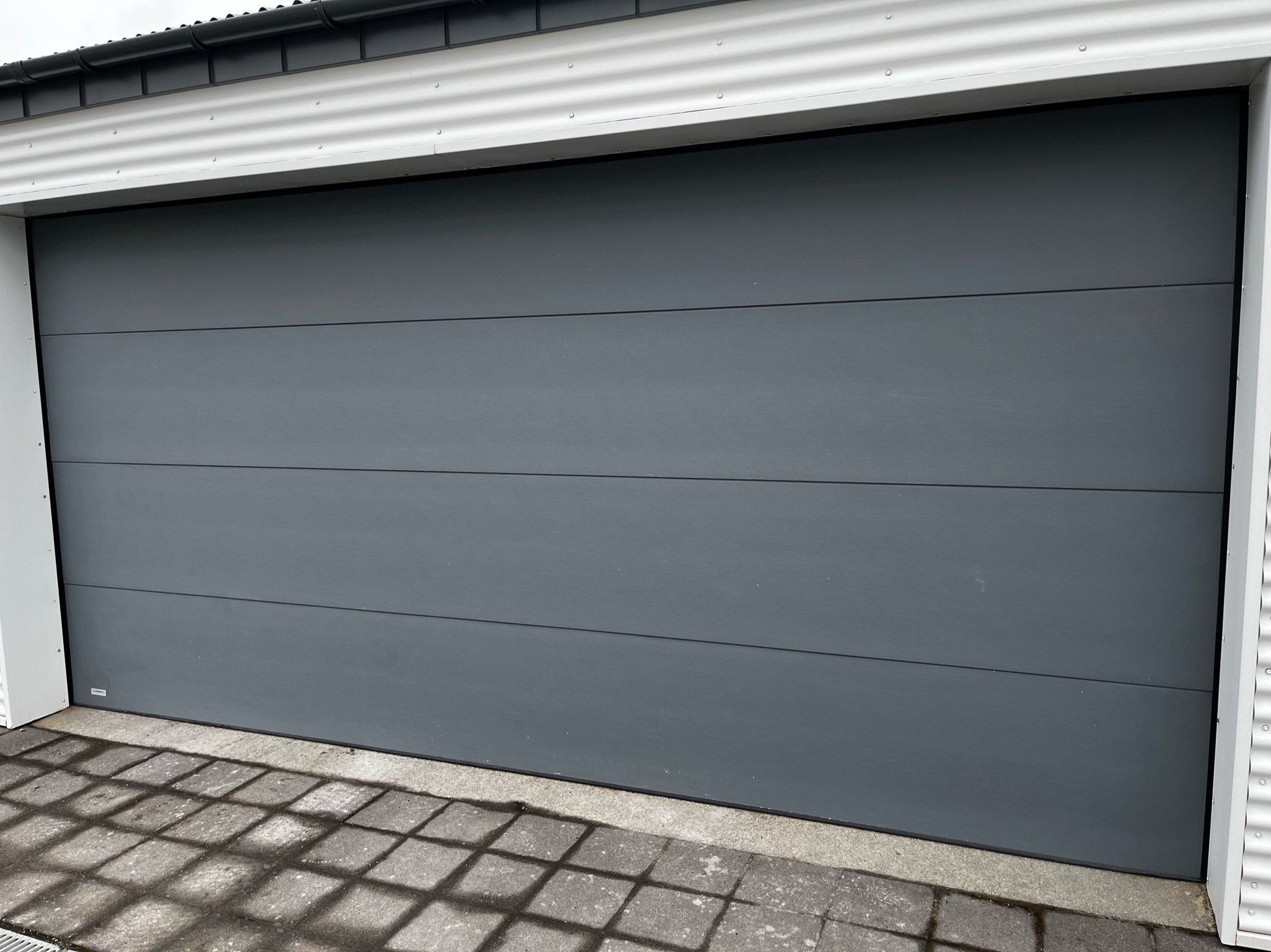SELT / SOLD Héðinn bílskúrshurð - 5x2,4 m. m. stýringu og mótor 2