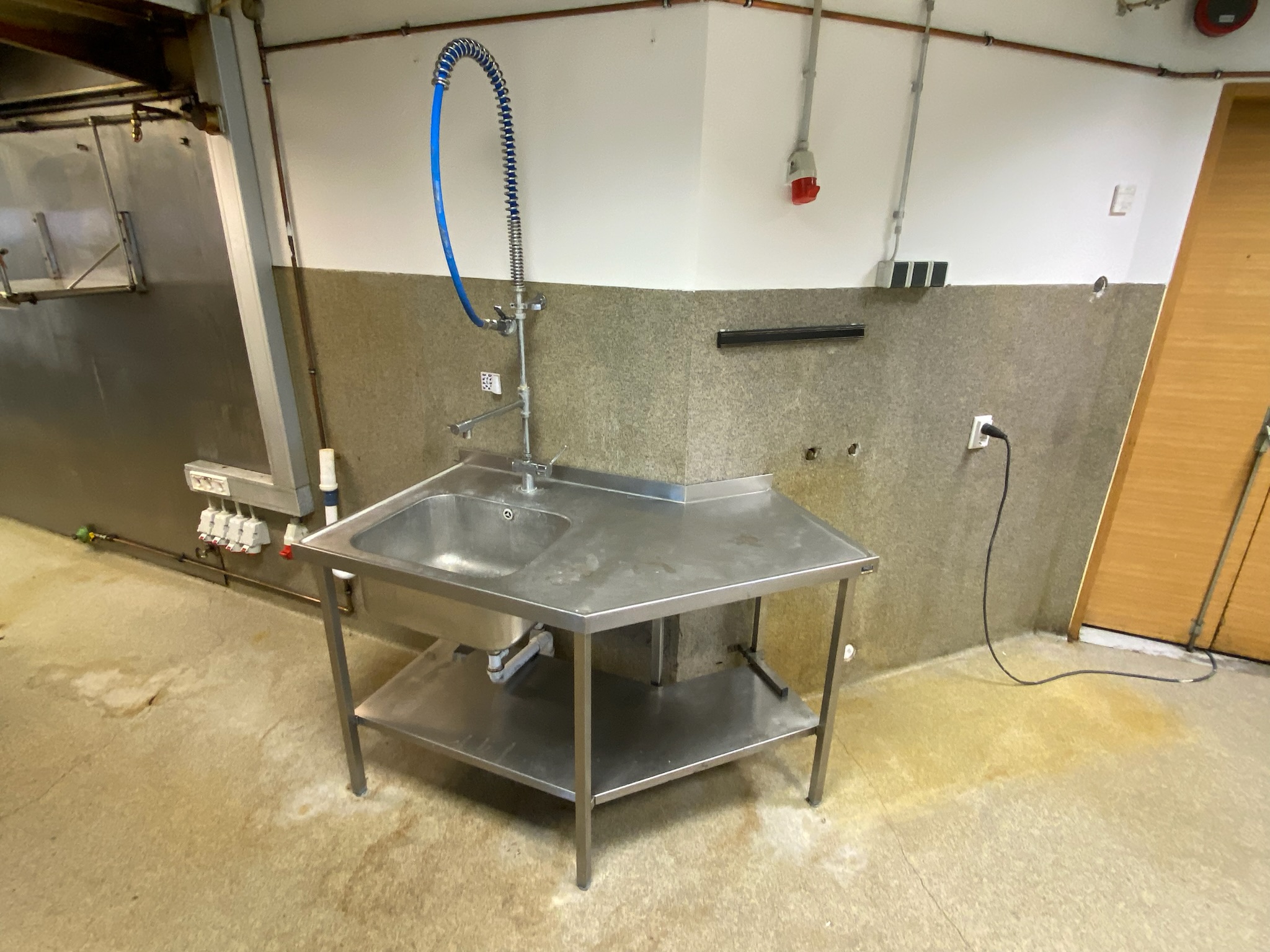 SELT / SOLD Stálborð m.blöndunartæki og hilla B240 x D72 x H91 sm. 3