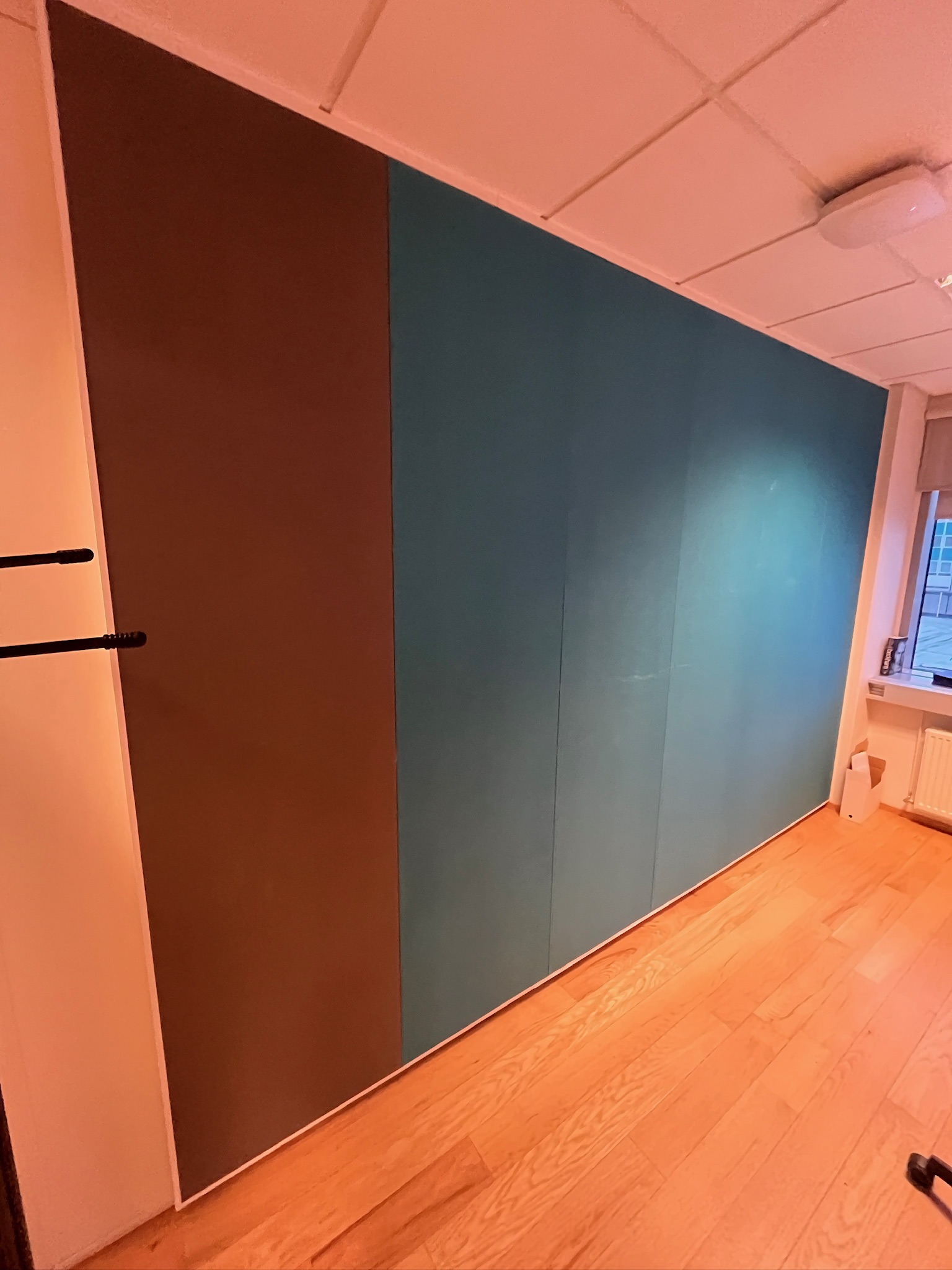 SELT / SOLD - Veggjaklæðning hljóðeinangrandi grár/blár H246 x B360 sm. 2