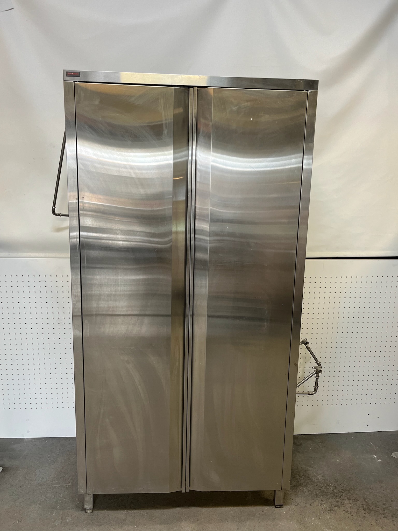 SELT / SOLD Ryðfrír Novameta stálskápur , H197,5xB100xD39,5 sm.