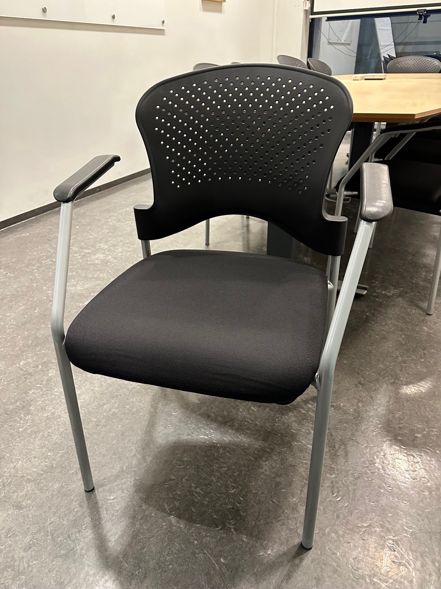 SELT / SOLD Vandaðir fundarstólar, staflanlegir