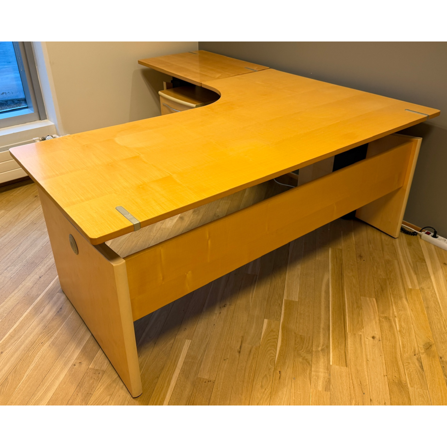 SELT / SOLD Dencon rafmagnshornborð m/blygðunarspjaldi, B200xL180sm.