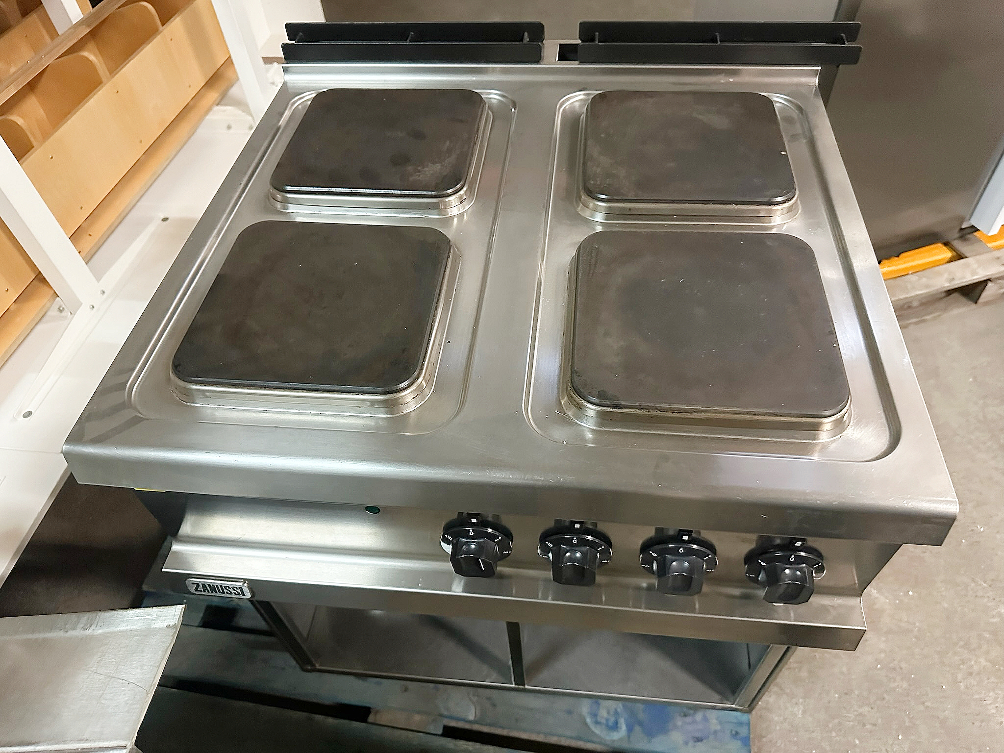 SELT / SOLD Zanussi rafmagns helluborð 4 hellur 70 x 70sm ásamt undirborði 4