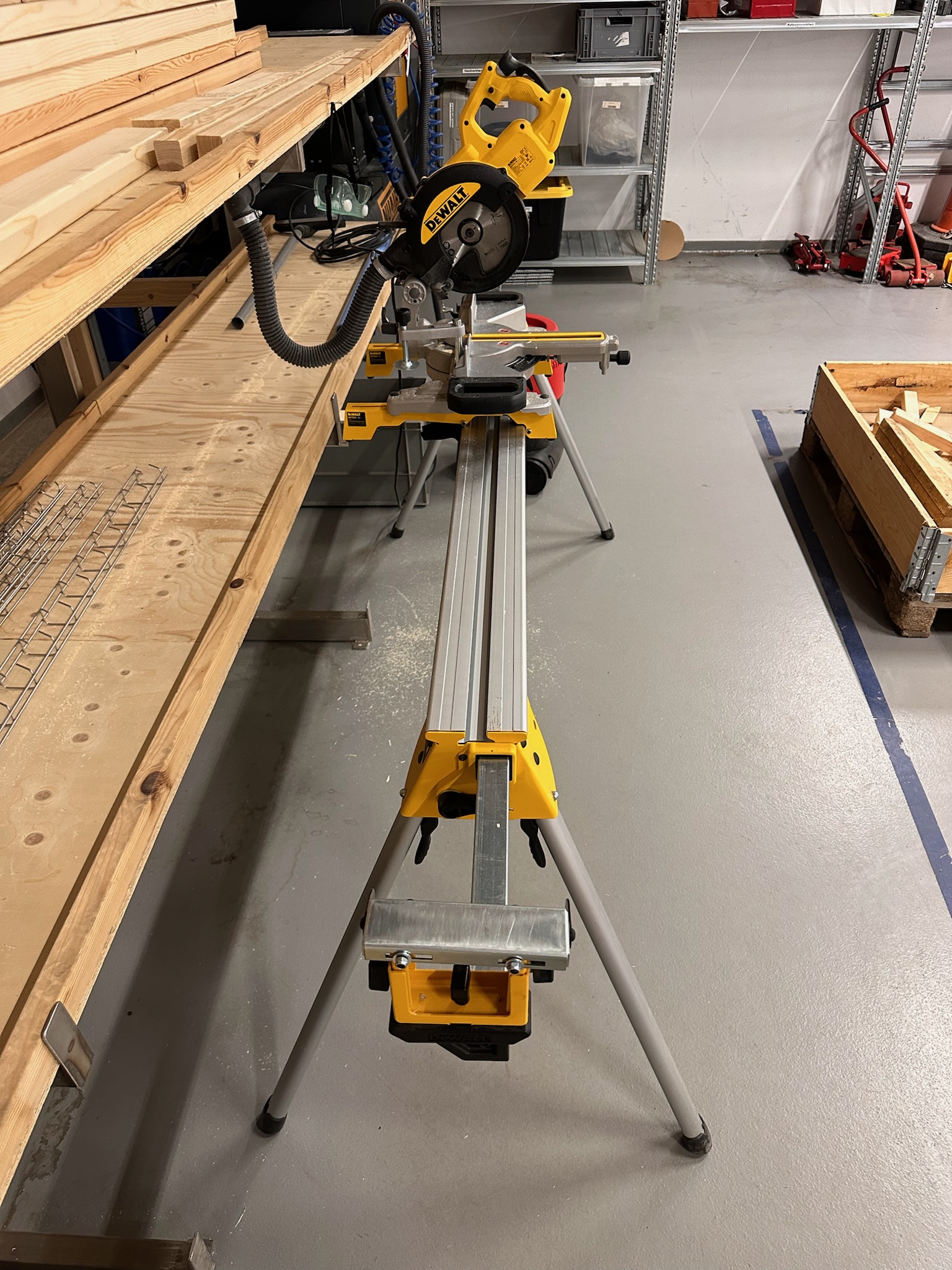 SELT / SOLD - Bútsög - kúttari og undirborð DeWalt DWS774 7
