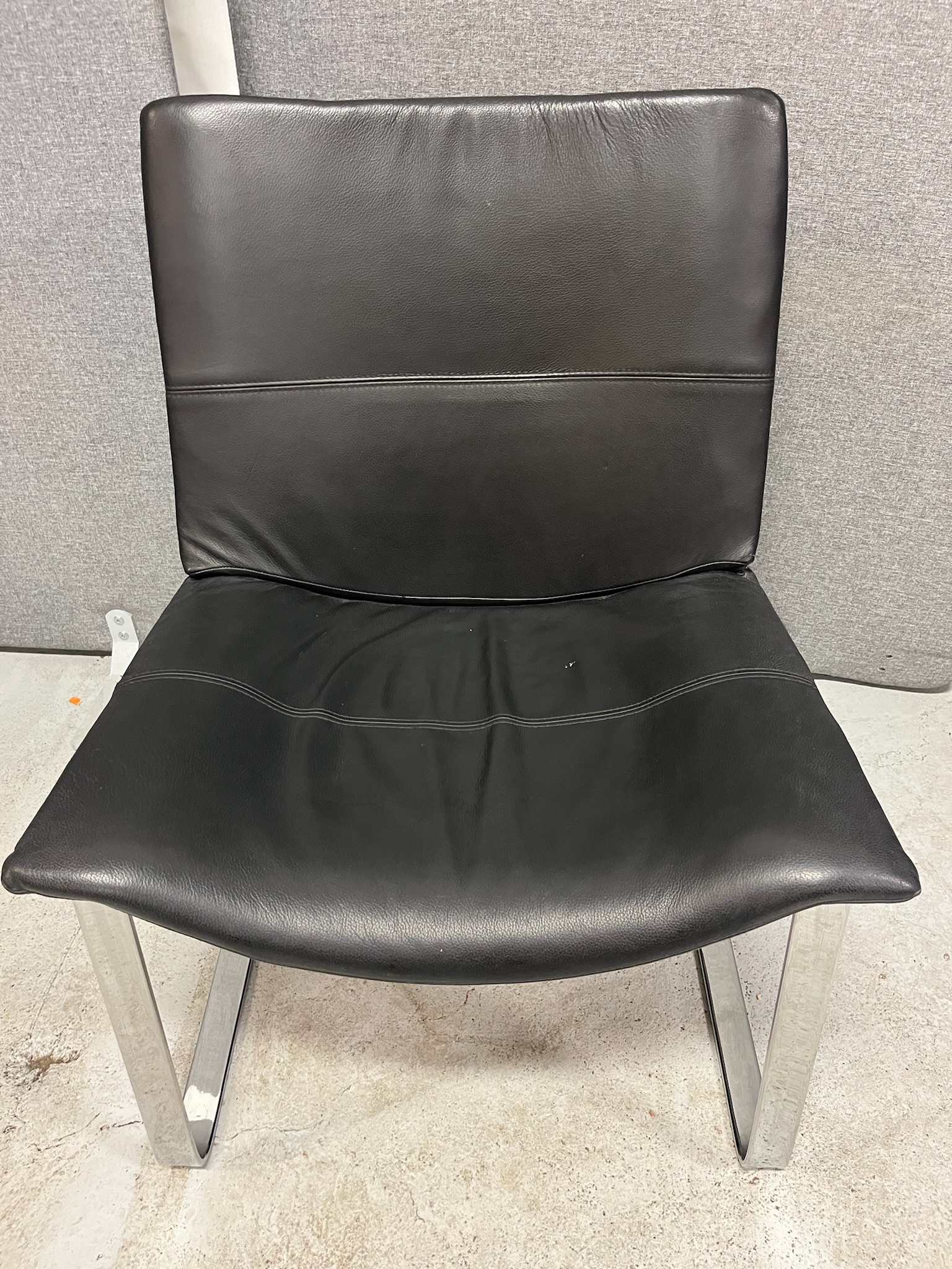 SELT / SOLD Hönnunar leðurstóll 3