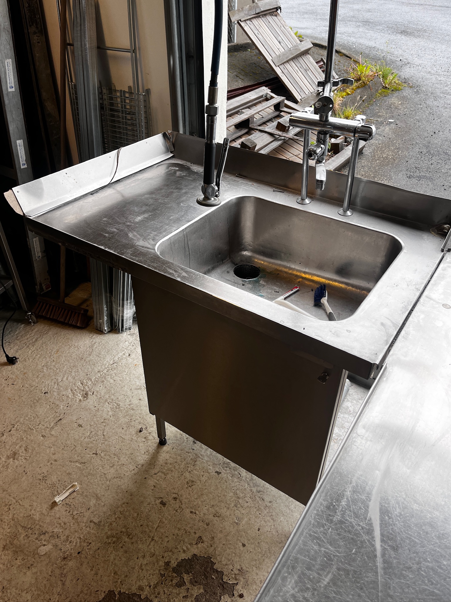 SELT / SOLD Stálborð m/vaski, blöndunartæki og kant, B120xL130xD74xH92sm. 4