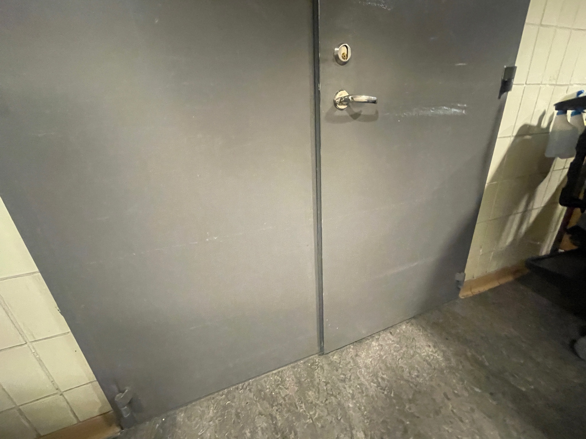SELT / SOLD Eldvarnarhurð tvöföld í ramma með pumpu, H204,5 x B158,5 x Þ28 3