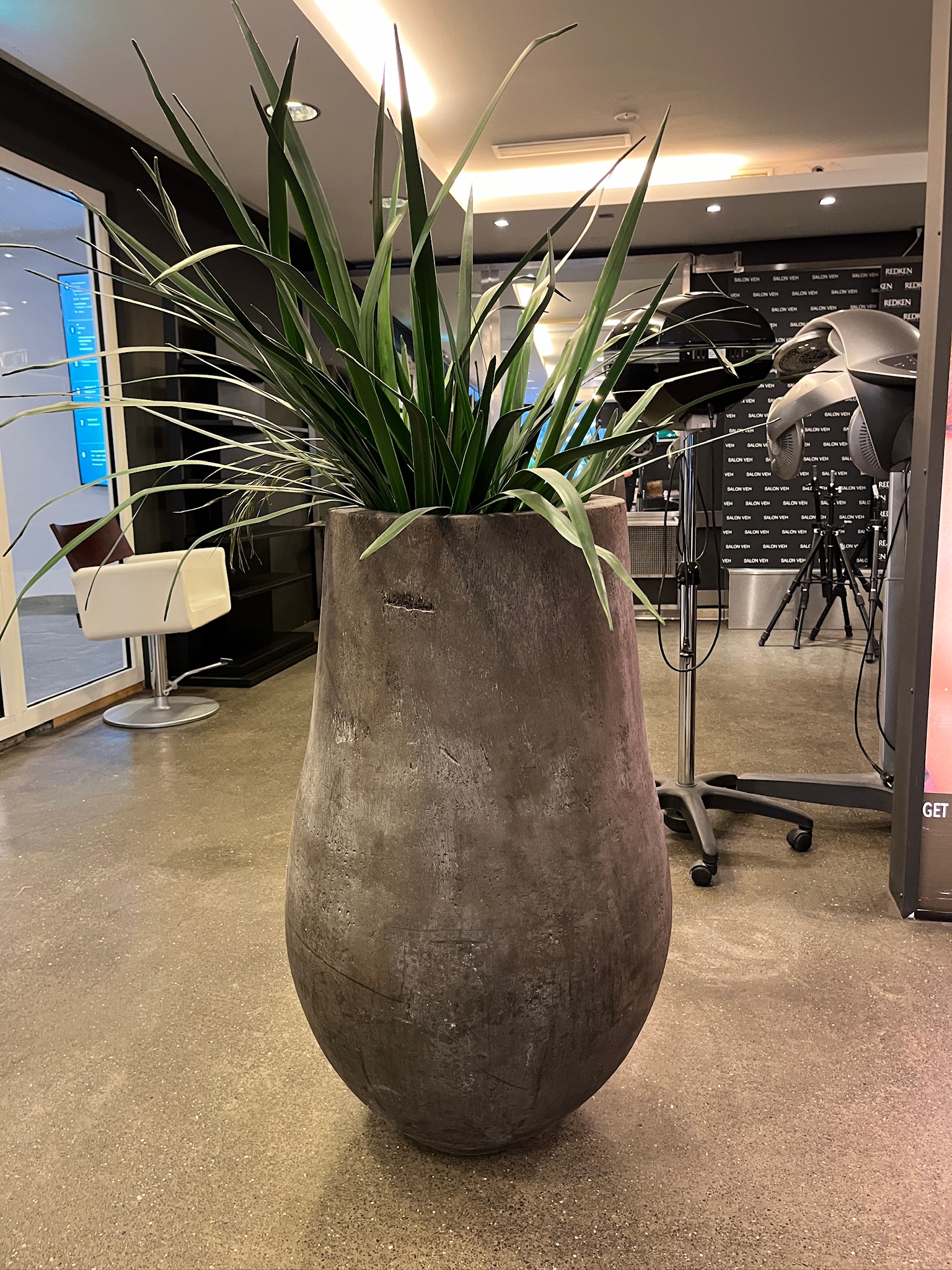 SELT / SOLD - Vasi og gerviplanta, H180sm. 2