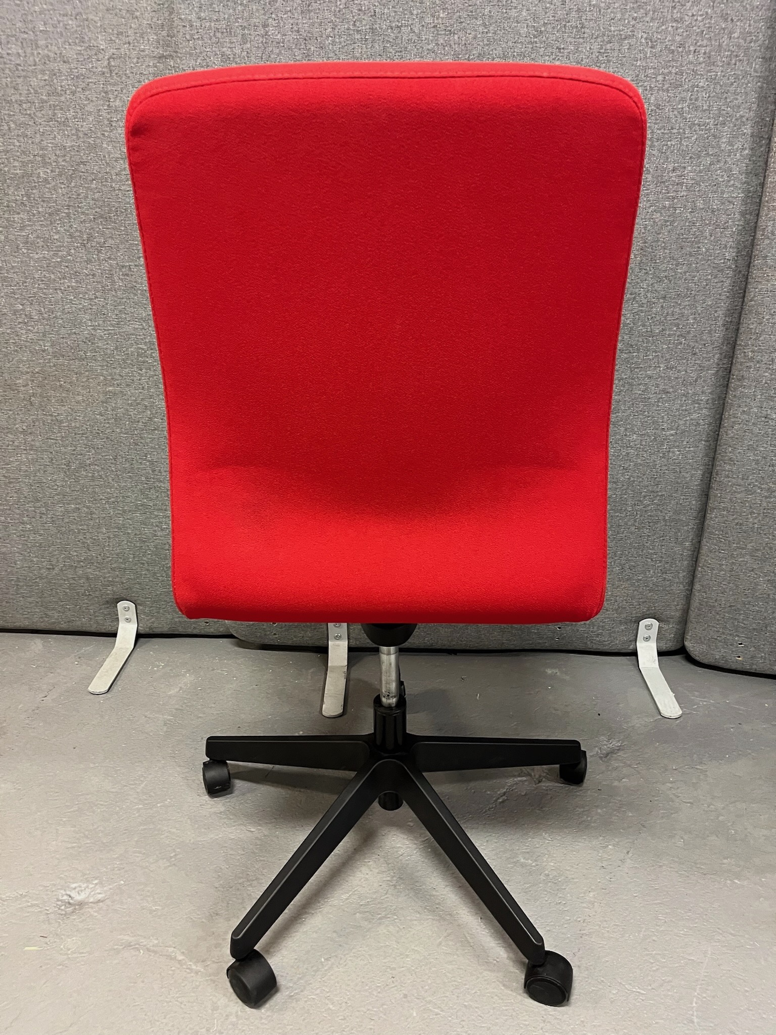 SELT / SOLD Rauður fundarstóll frá Á. Guðmundsson 3