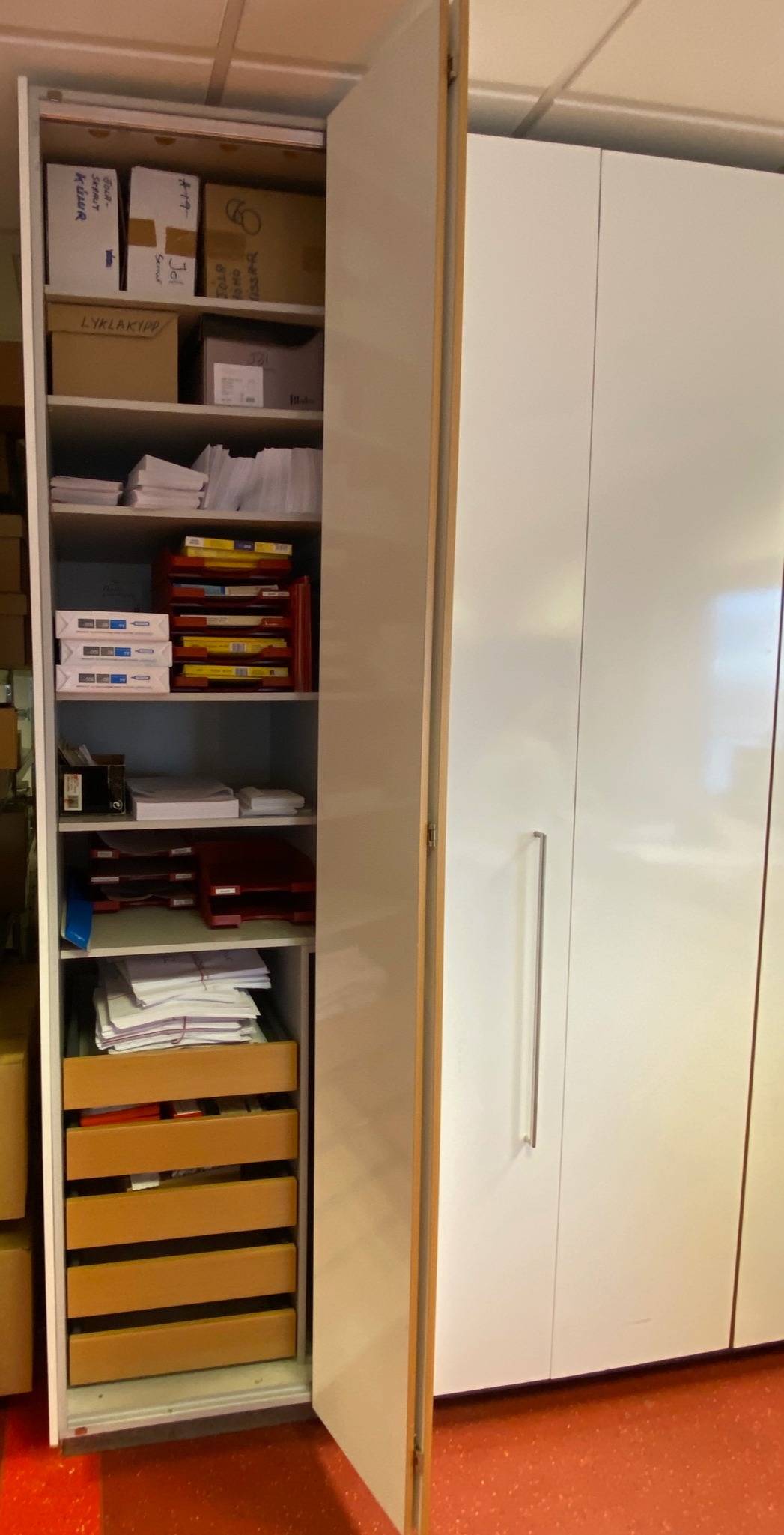 SELT / SOLD Skrifstofuskápar 8