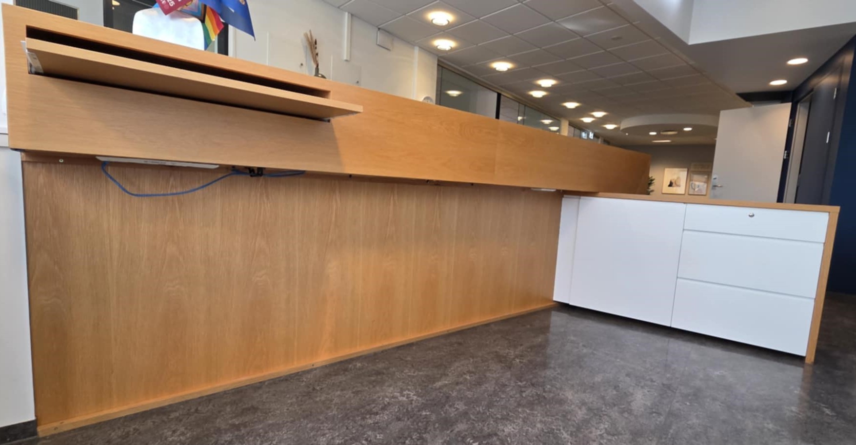 SELT / SOLD Móttökuborð með ledlýsingu, sérsmíði - tvær starfsstöðvar 11