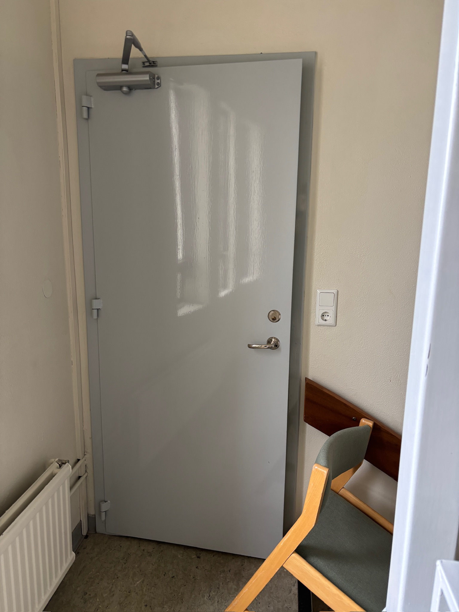 SELT / SOLD Innfelld eldvarnarhurð með pumpu, H217xB109sm.