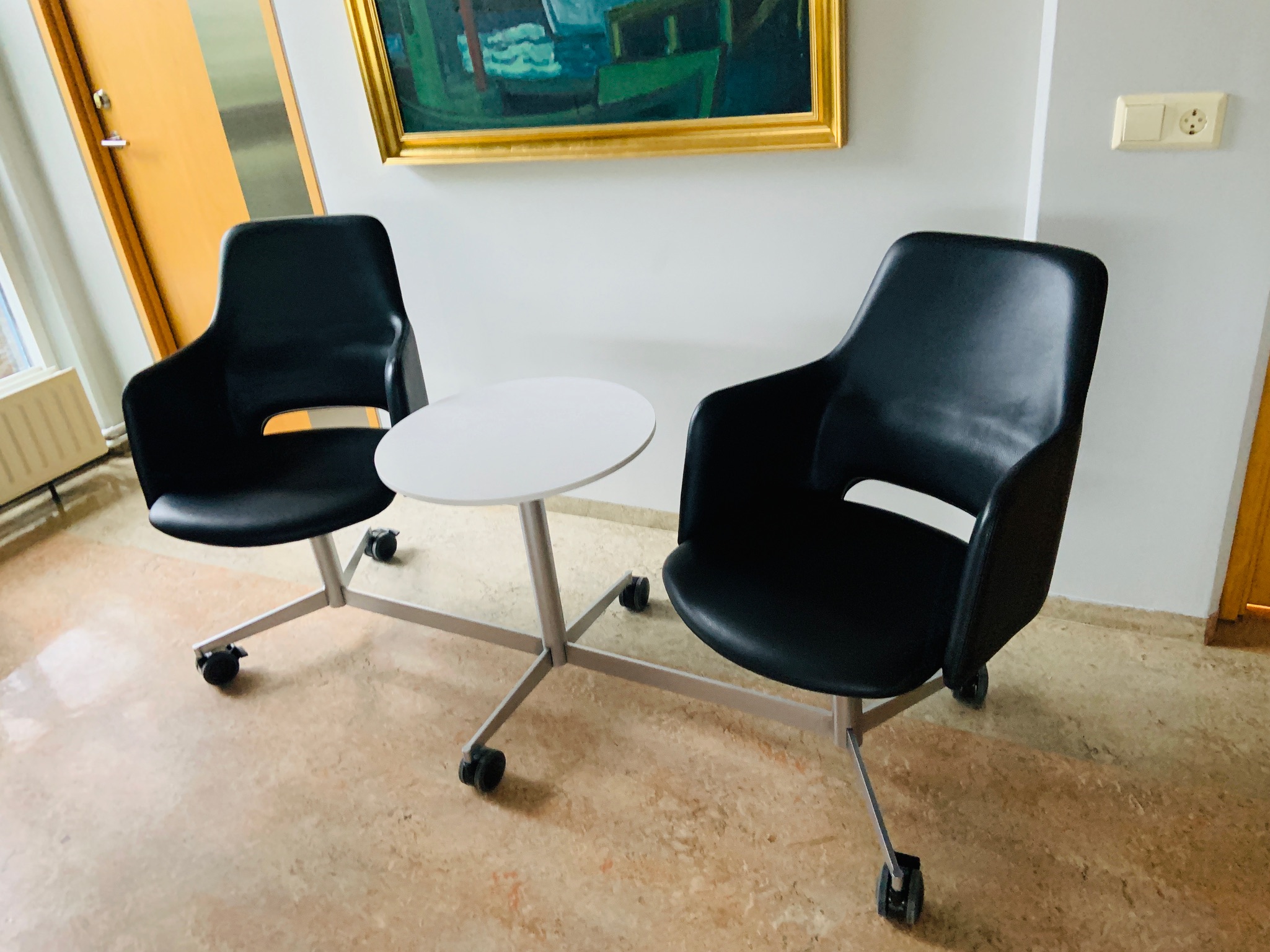 SELT / SOLD Biðstofustólar m. borði á hjólum