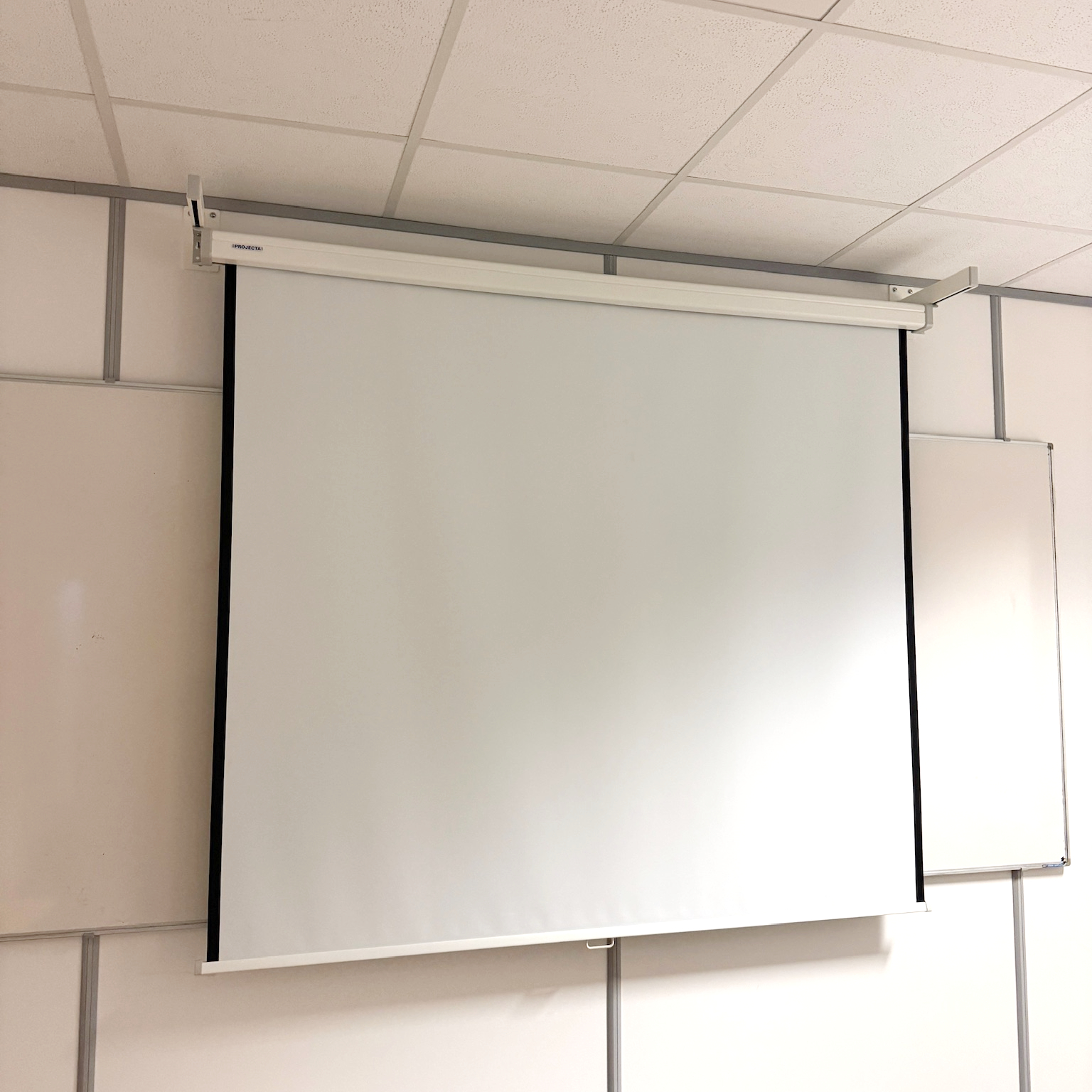 SELT / SOLD Projecta sýningartjald með veggfestingu frá Ofar, B180xH180sm.