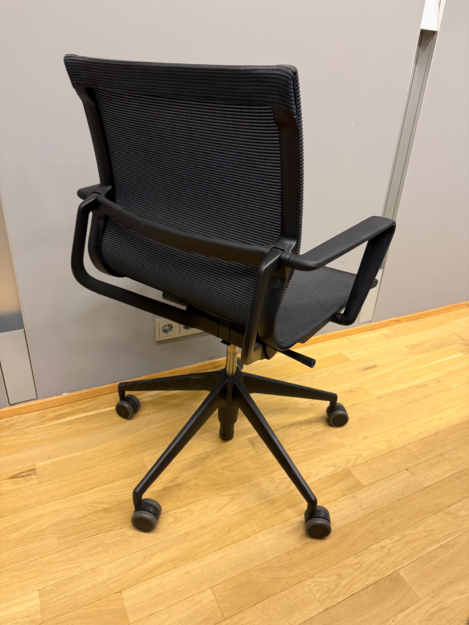 SELT / SOLD Vitra stóll frá Pennanum 4