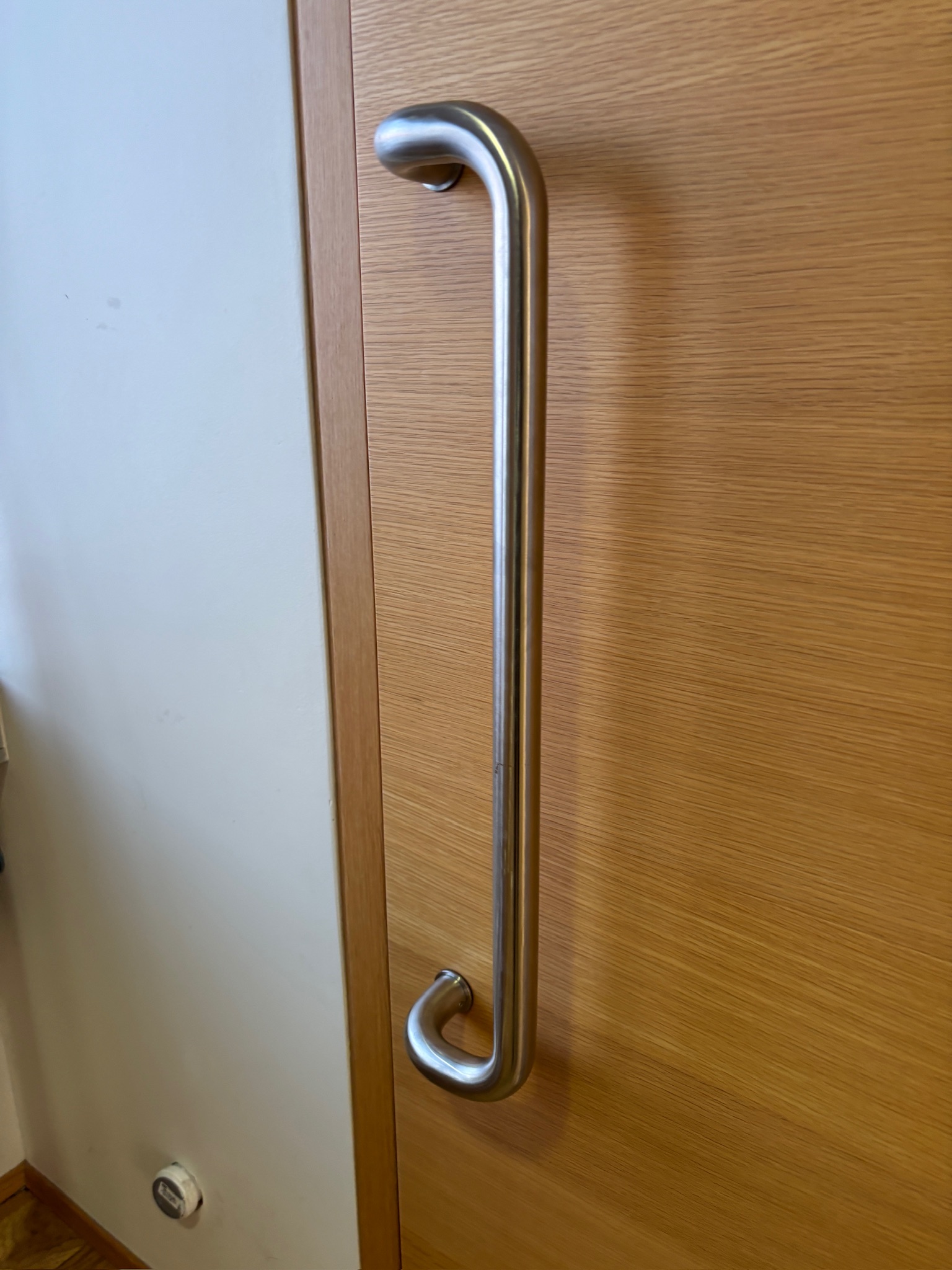 SELT / SOLD Yfirfelld, hljóðeinangrandi viðarhurð með pumpu, H215xB98 sm. 7