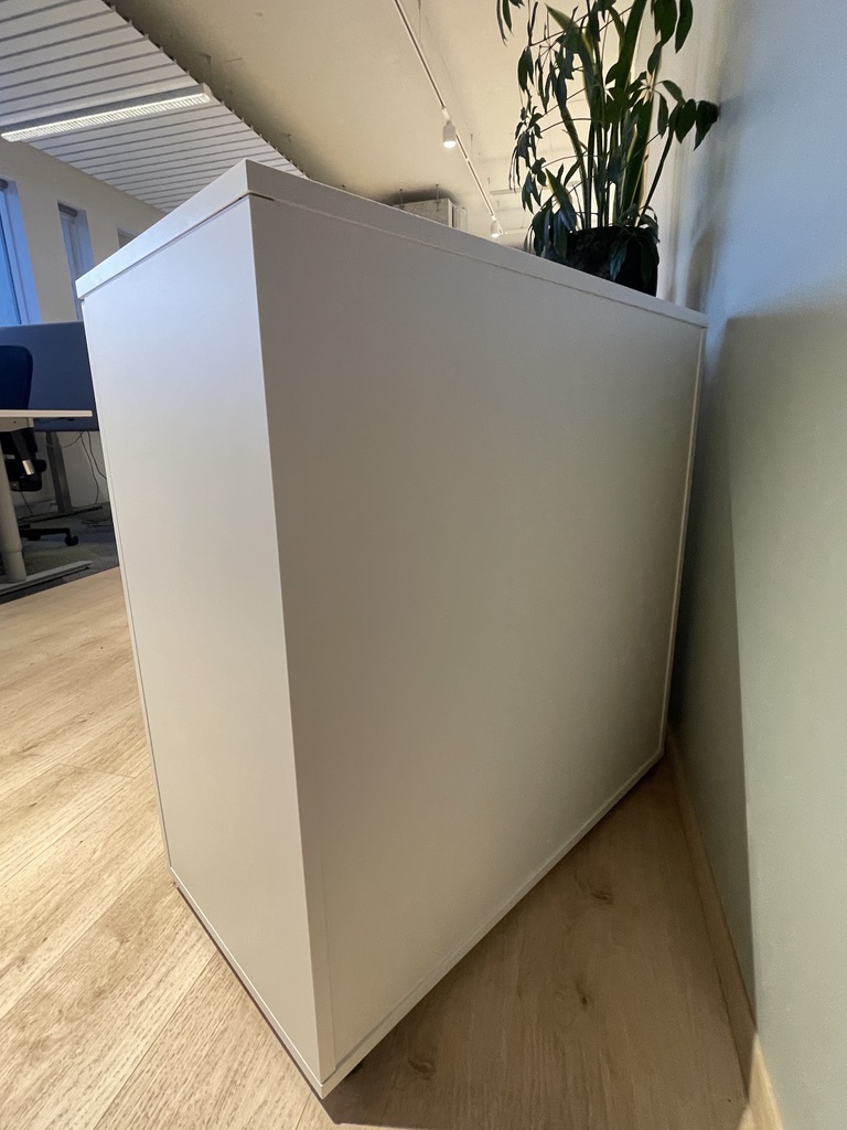 SELT / SOLD Stílhreinir skápar frá Hirzlan læsanlegur H82x B80 x D40 sm 5