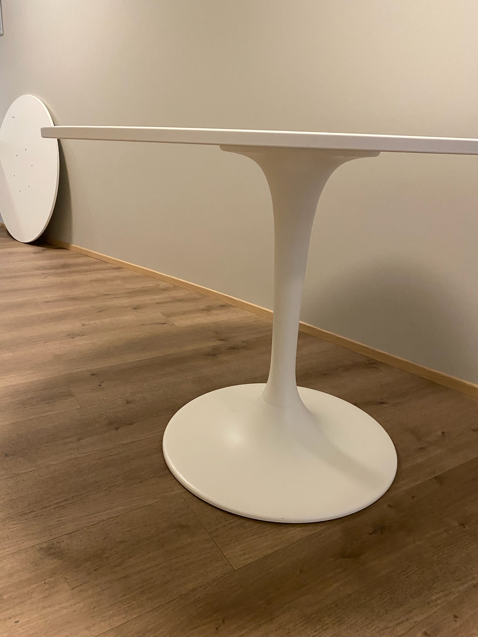 SELT / SOLD Hringborð frá IKEA (Docksta) - 1 stk. 2
