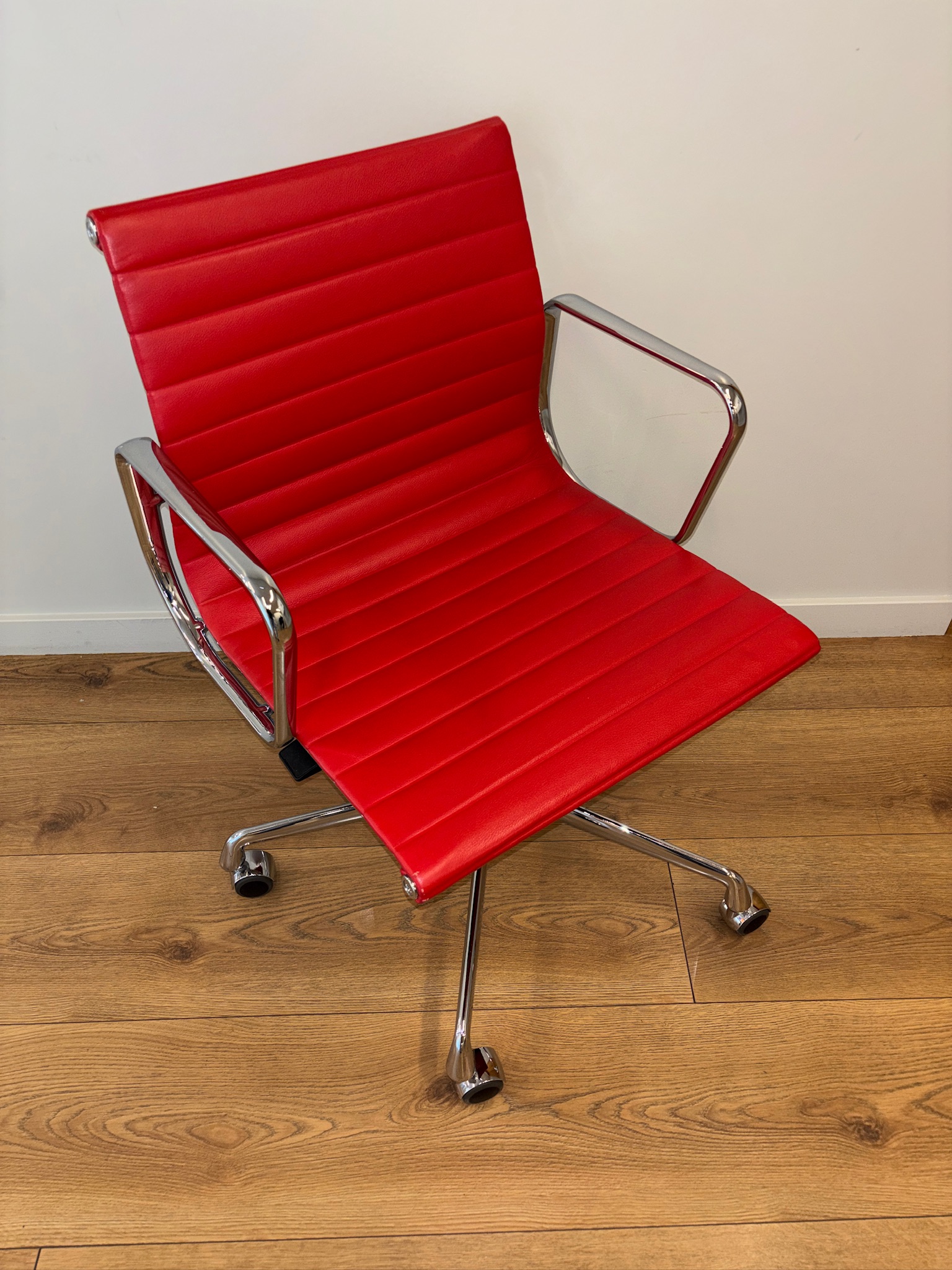 SELT / SOLD Vitra fundarstóll frá Pennanum 4
