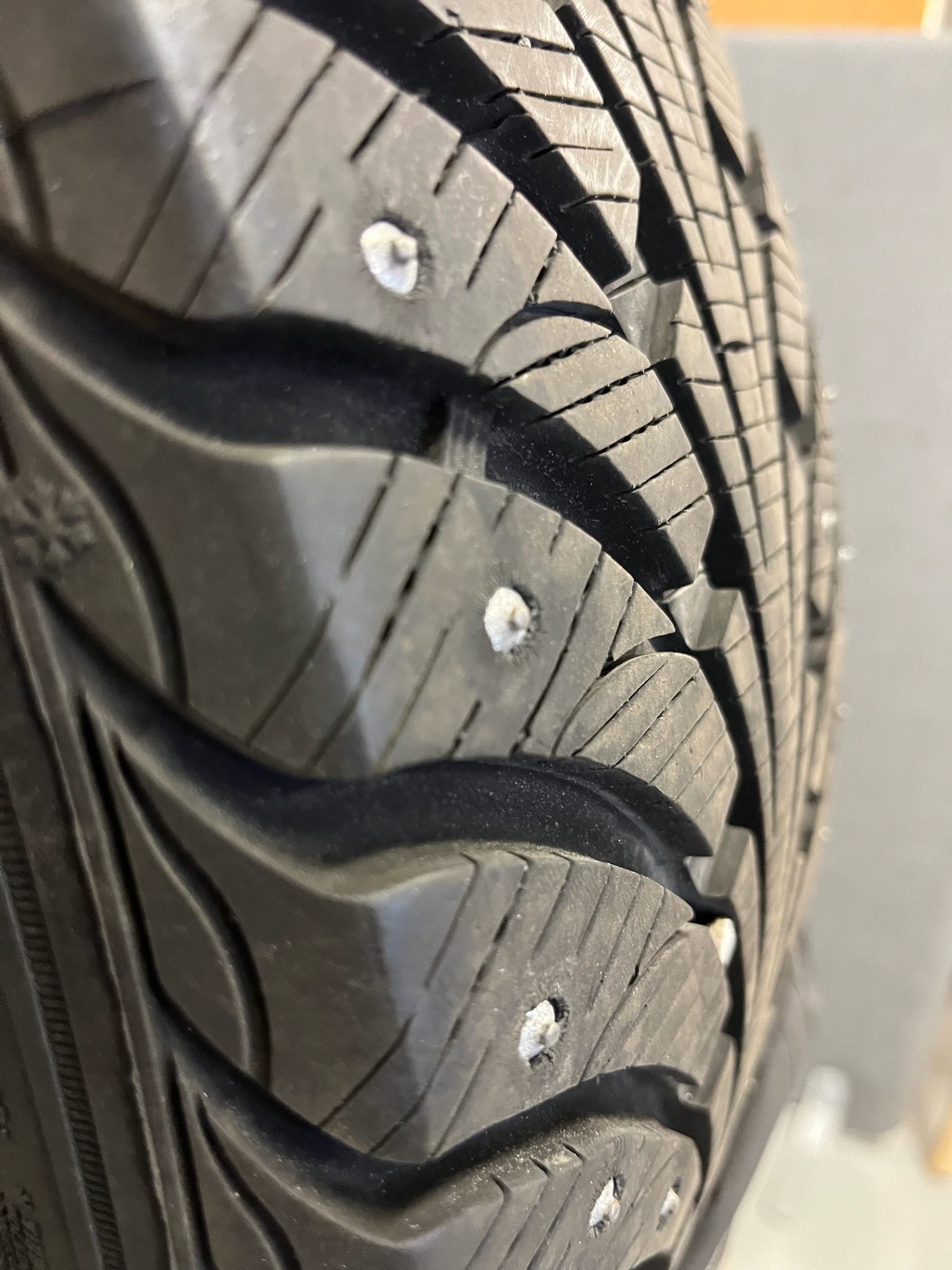 SELT / SOLD Eskimo Stud nagladekk 225/45 R17 94T 3