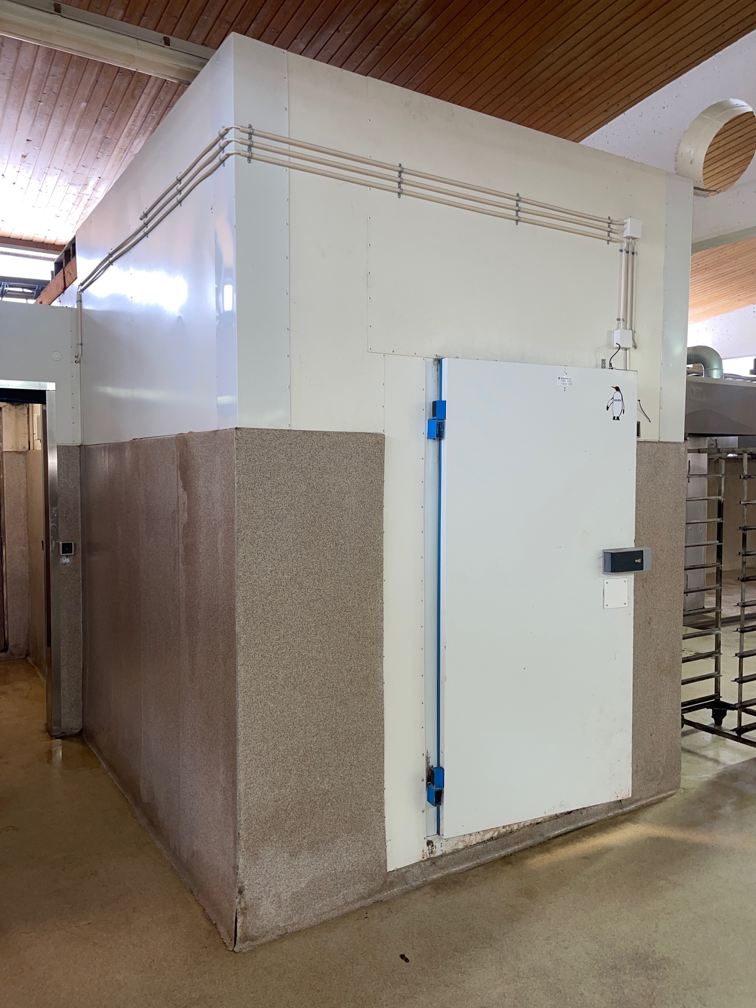 SELT / SOLD - Frystiklefi 11 fm - manngengur - B484x D240x H310