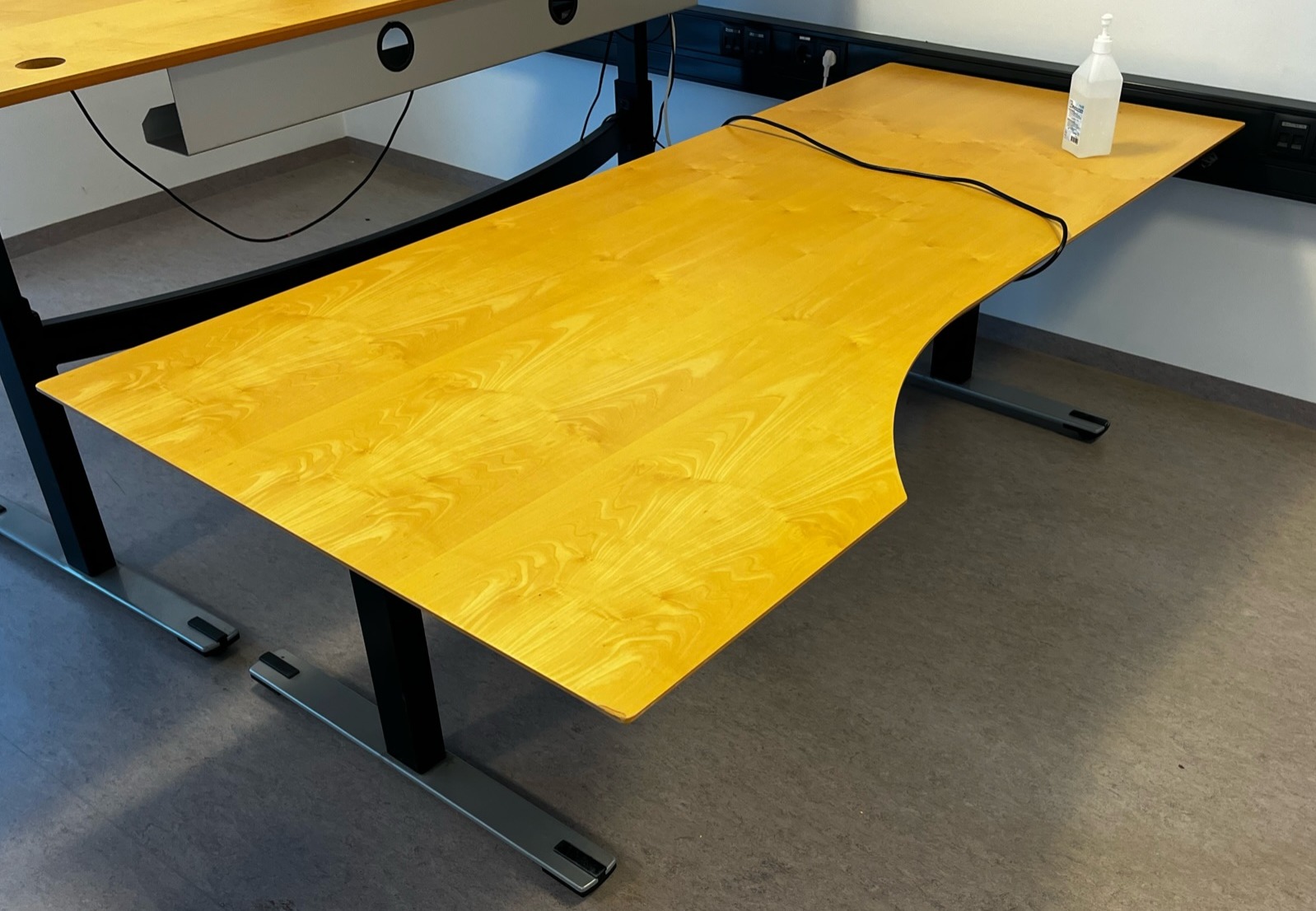 SELT / SOLD Rafmagnsborð 180x100x80 - 1 stk - Staðsett á Akureyri