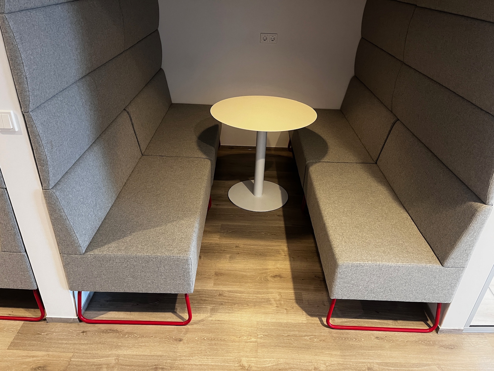 SELT / SOLD - Flott hringborð, Mál: B79 x H73 sm. 2