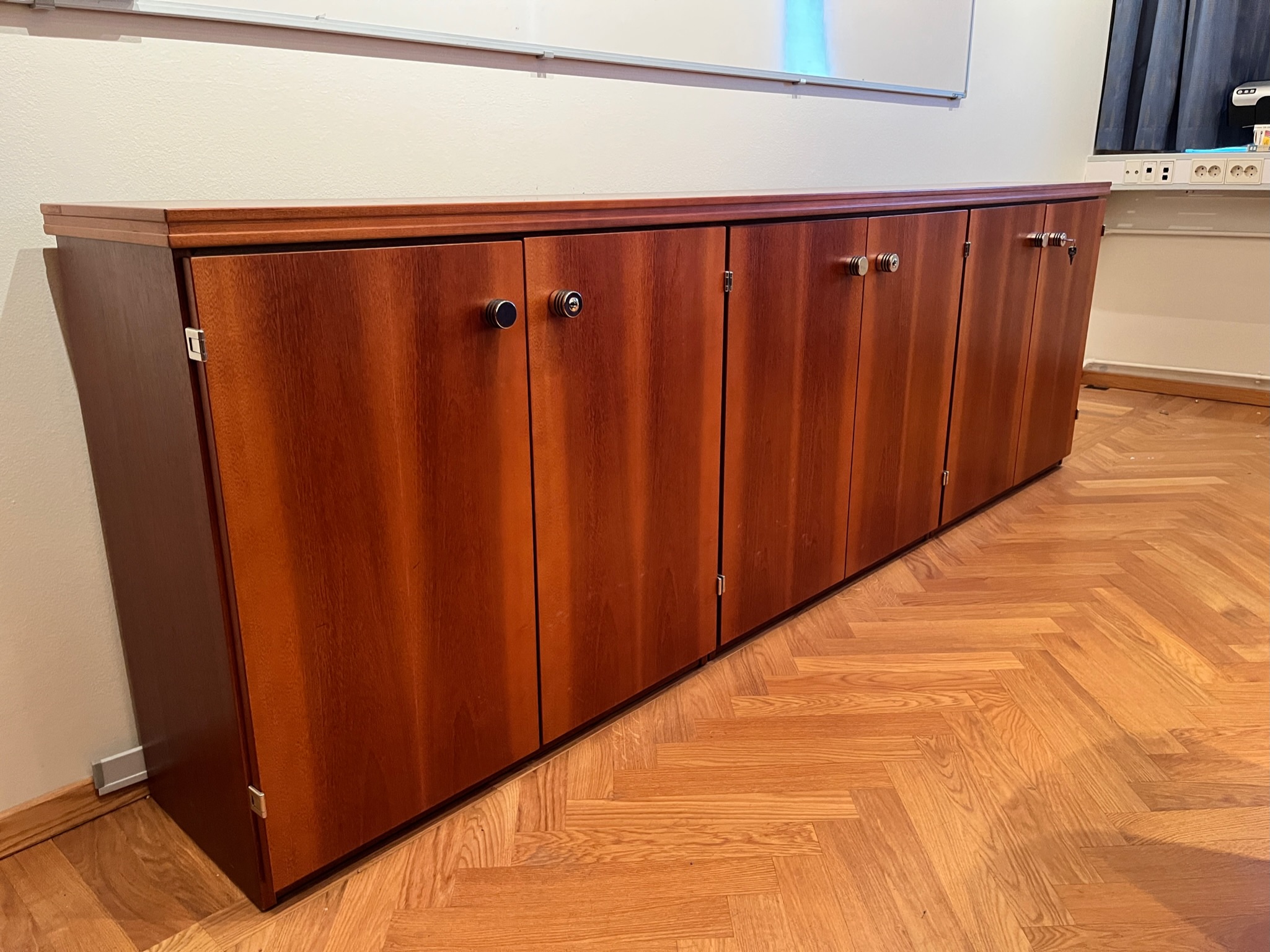 SELT / SOLD Skrifstofuskápur B248 x H80 - læsanlegur