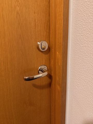 SELT / SOLD Viðarhurðar m pumpu og körmum 5