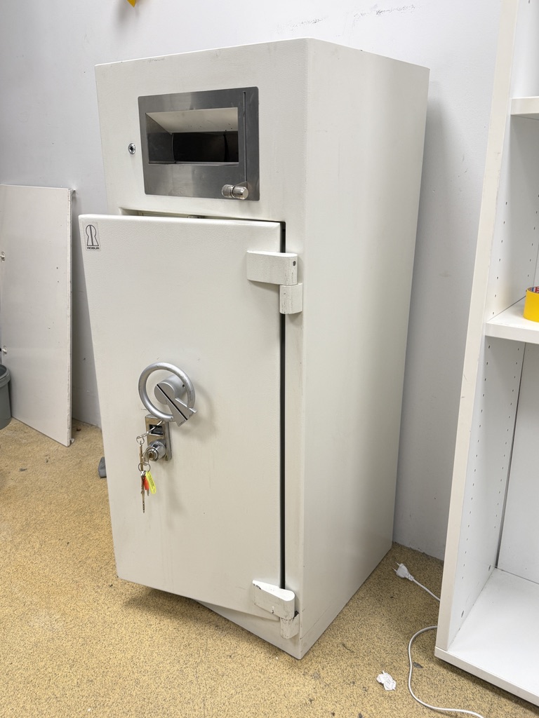 SELT / SOLD Robur verðmætaskápur m.innkastsskáp - H122 x B51 8