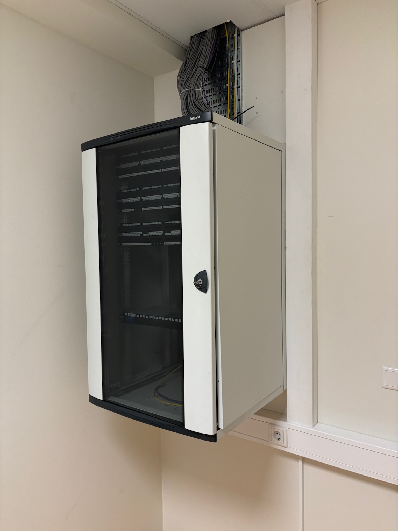 SELT / SOLD Legrand tölvuskápur frá Ískraft, 19'' rekki, 21u