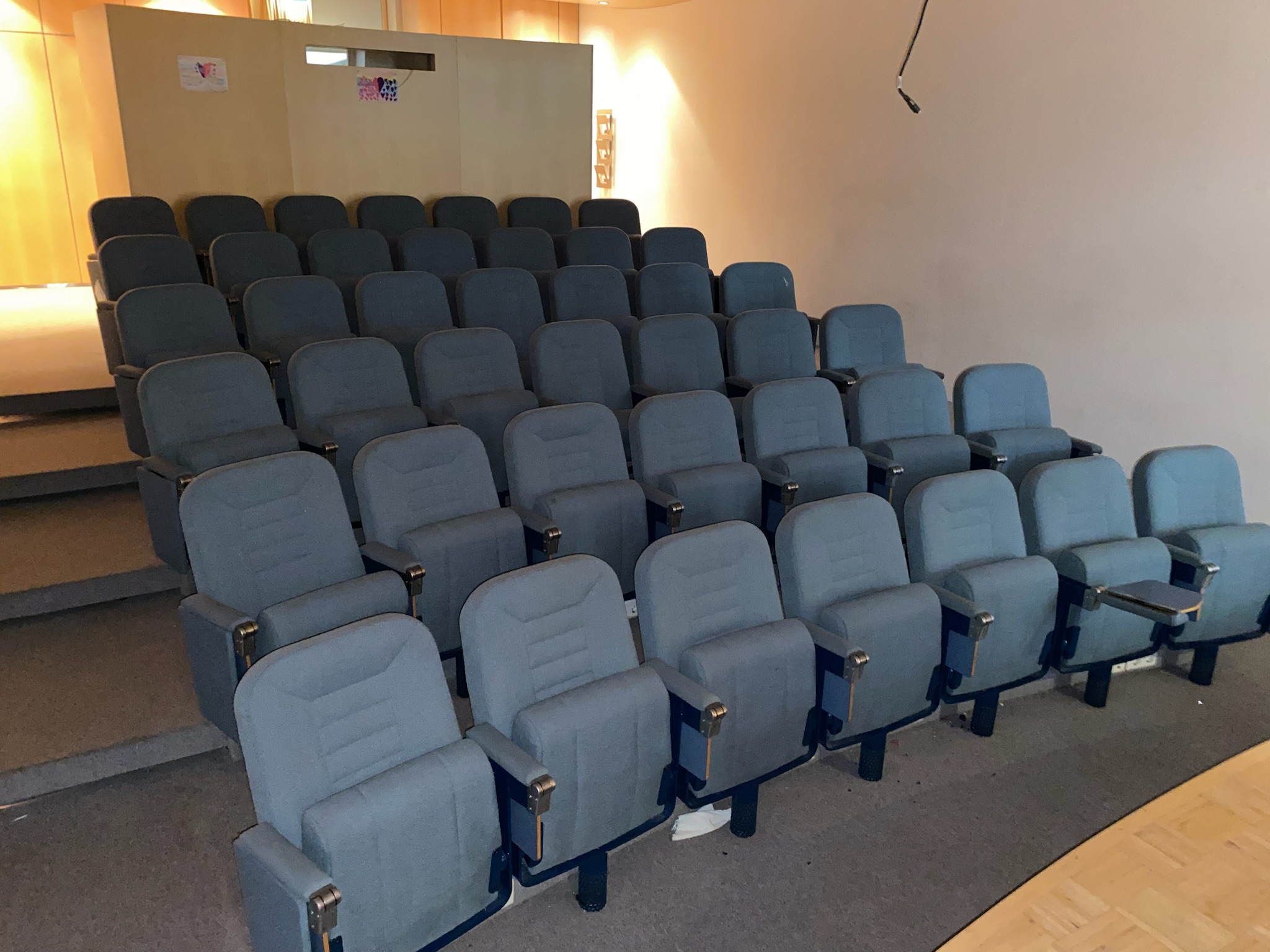 SELT / SOLD Bíósæti með borðum - fyrirlestrarsalur 2