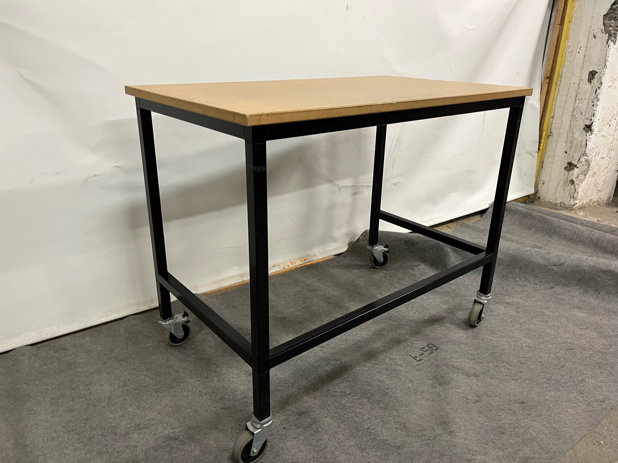 SELT / SOLD - Vinnuborð á hjólum