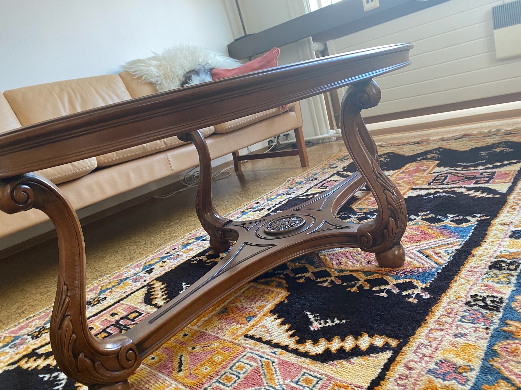 SELT / SOLD Glerborð útskorið - L117 x B62 x H46 sm. - Alþingi 4